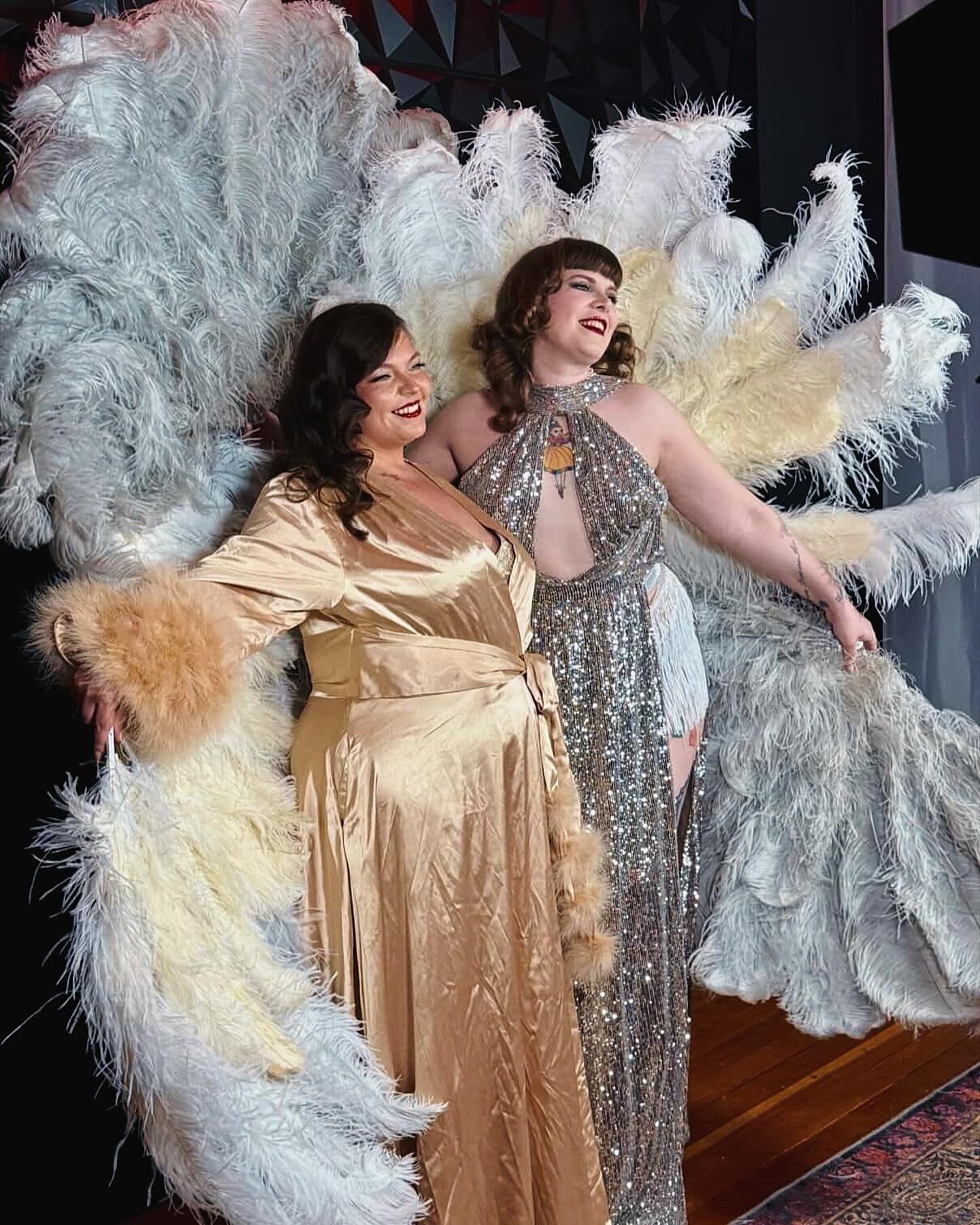 I had so much fun last night! I joined some fantastic local performers for a photo session at @dreamstudionw with @christyalejandraphotography &hearts;️ Of course @bunny_delux and I had to have a special feather fan moment!

BTS photo by @sherri.pop 