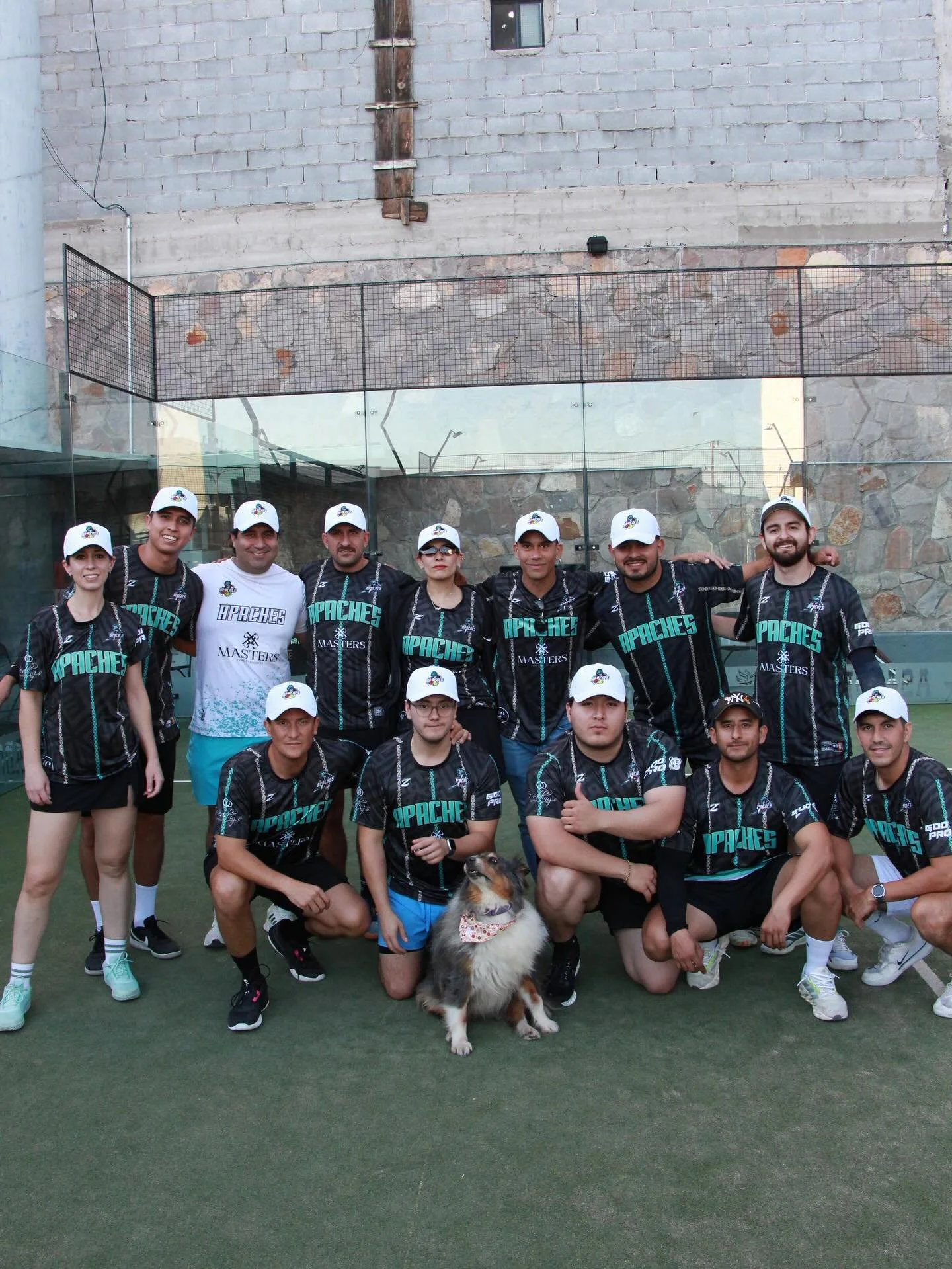 En Pico y Pala, nos llena de alegr&iacute;a haber sido parte de esta colaboraci&oacute;n con Apaches para el torneo celebrado recientemente en @roompadelcuu . Agradecemos sinceramente a todos los que participaron y al equipo que luci&oacute; con orgu