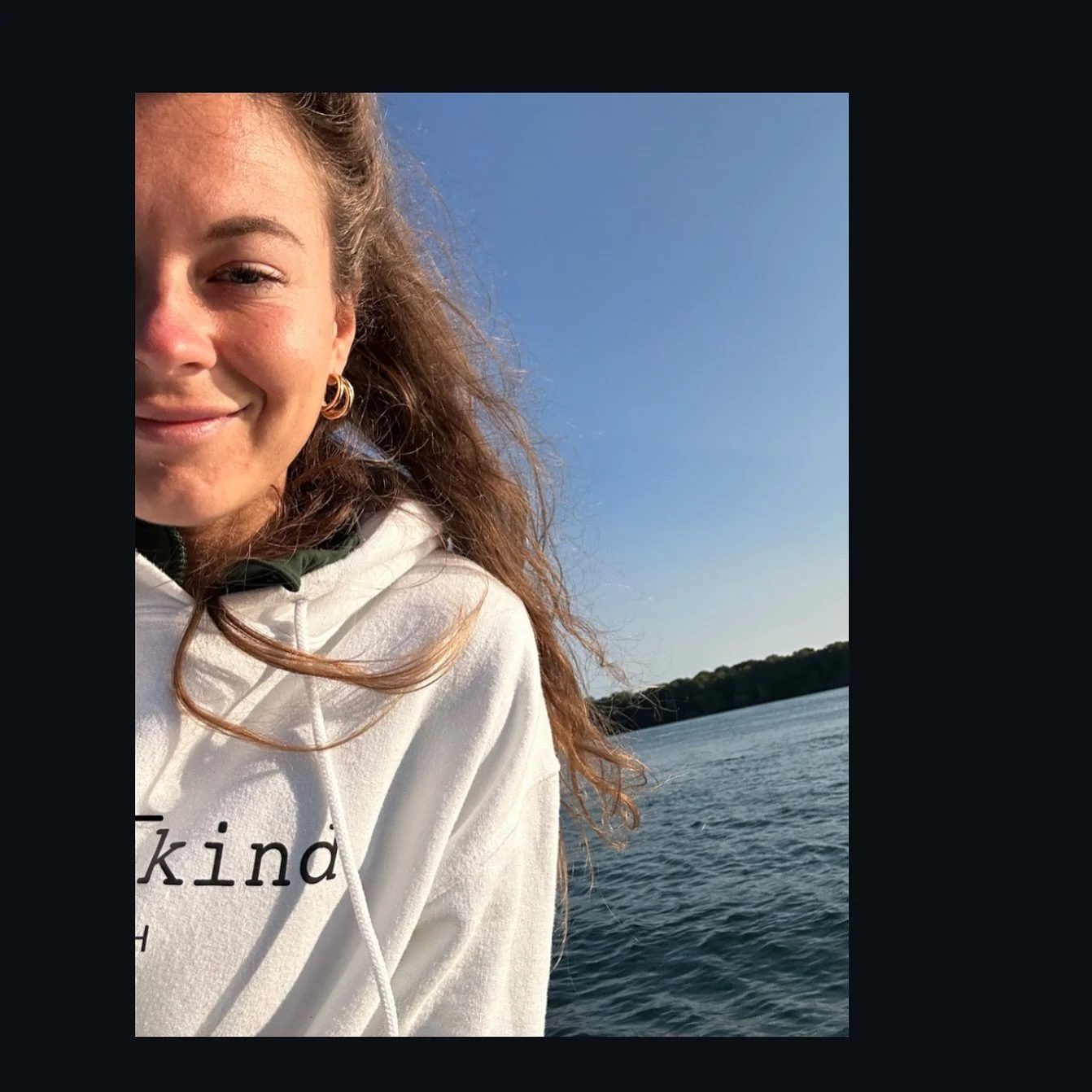 if i say OUF instead of real words and hope that you understand my meaning, it translates right? 
if you like words more than sound effects, how about this: 
it feels hilly ⛰️
it feels wobbly. 
it most simply, feels like a lot, bordering on too muc
