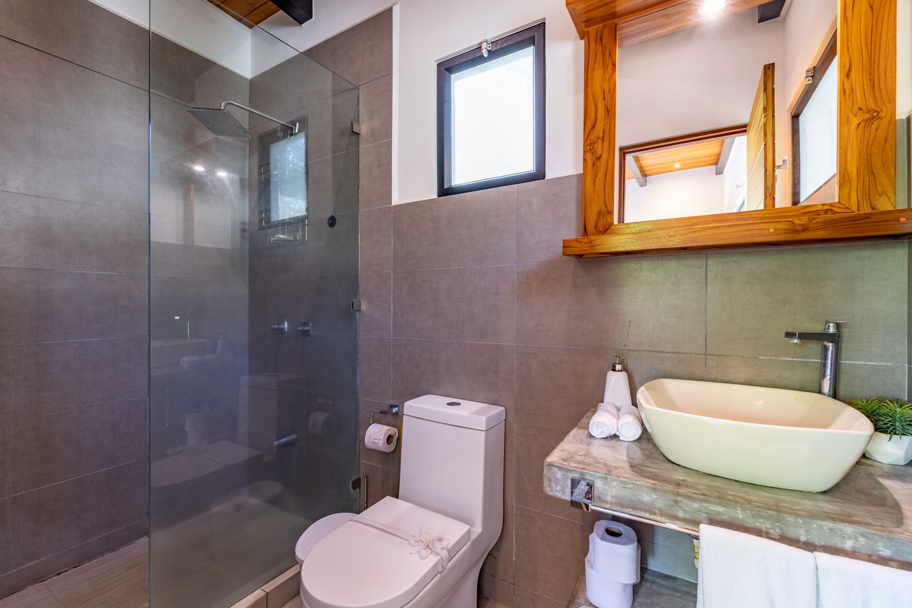 Main house primary bedroom en suite bath