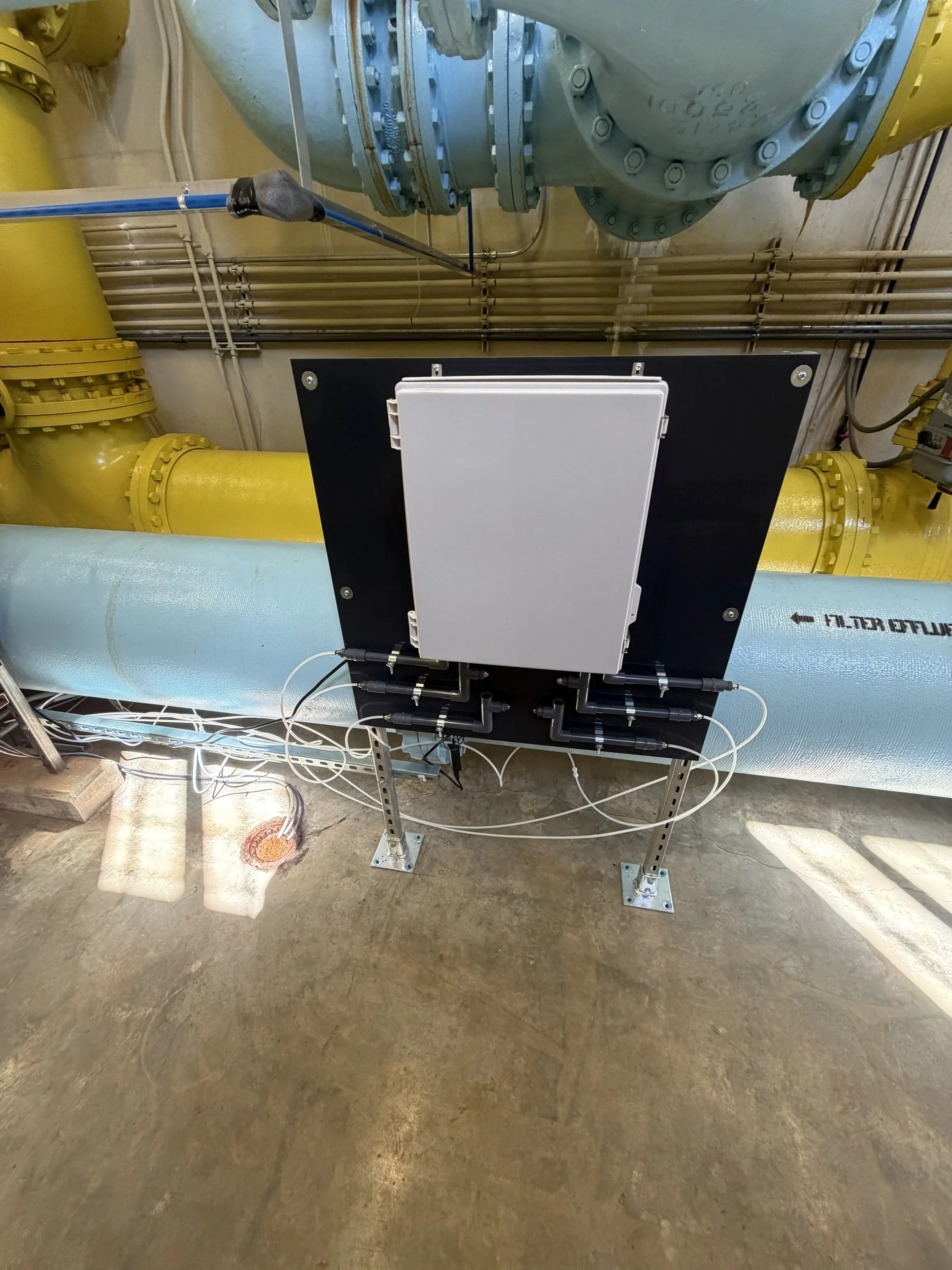 Filter effluent sample panel enclosure