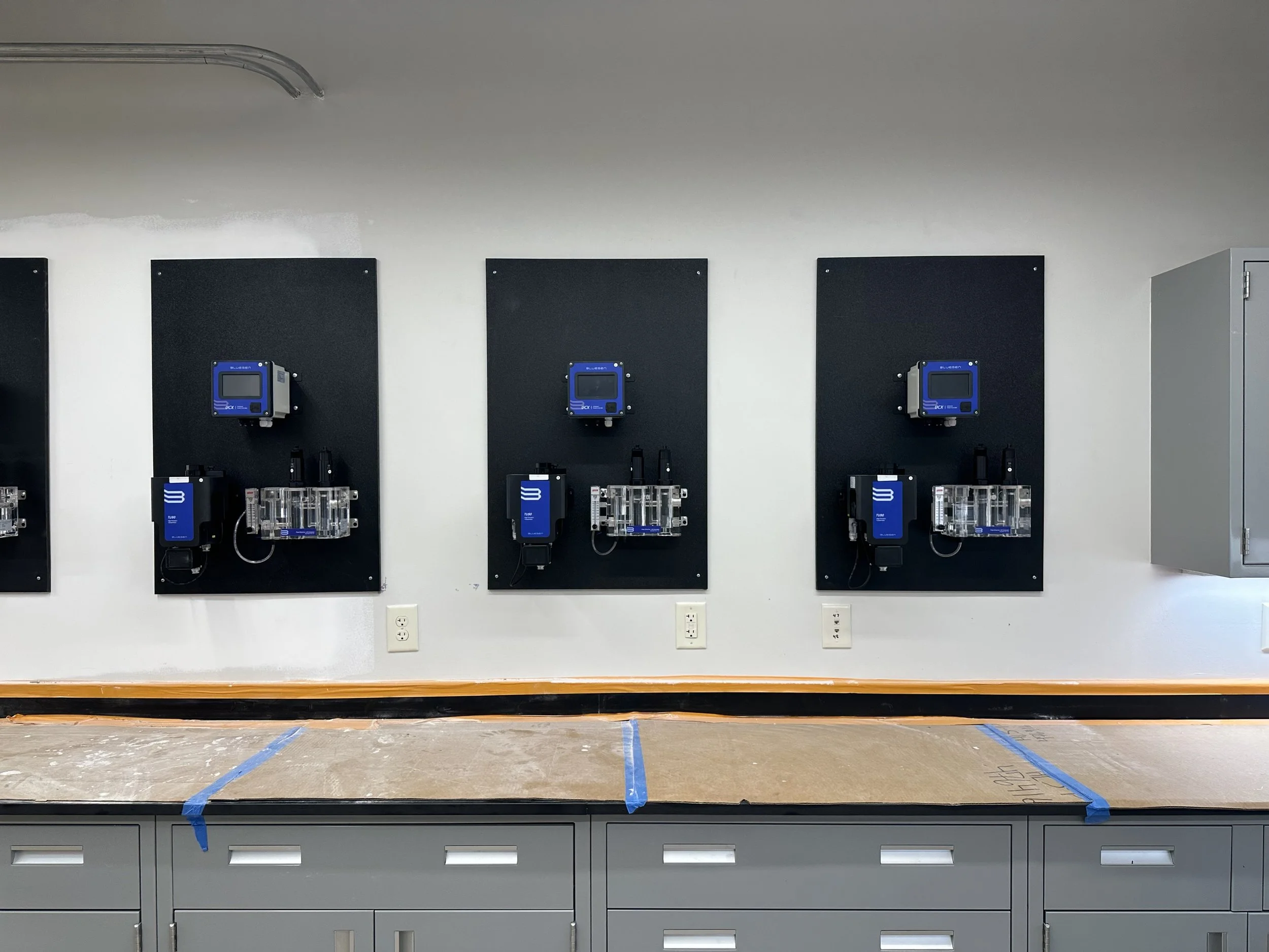 Lab analyzer panels, wall installation