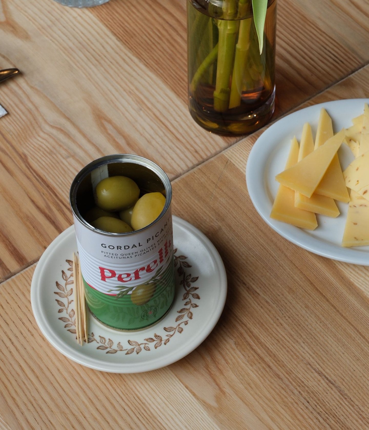 11.2.26. Ease yourself into dinner. Order a cheese plate and @perellofoods olives to amuse your bouche. 

📷 @samharrons for @compendia_ 

#burencambridge #millroadcambridge #cambridgefood #cambridgeuk