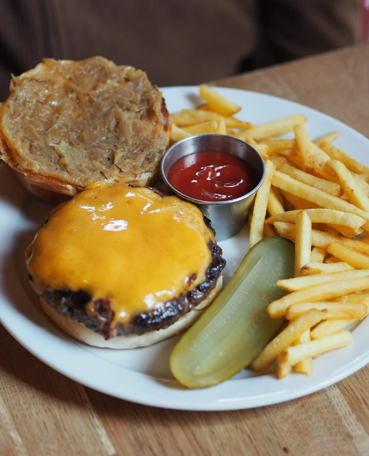 The Buren burger. @magnessfarms 220g beef patty, @grainculturehq milk bun, American cheese, Lyonnaise onions served with fries. 

📷 @hello.alexwhite 

#burencambridge #millroadcambridge #cambridgeuk