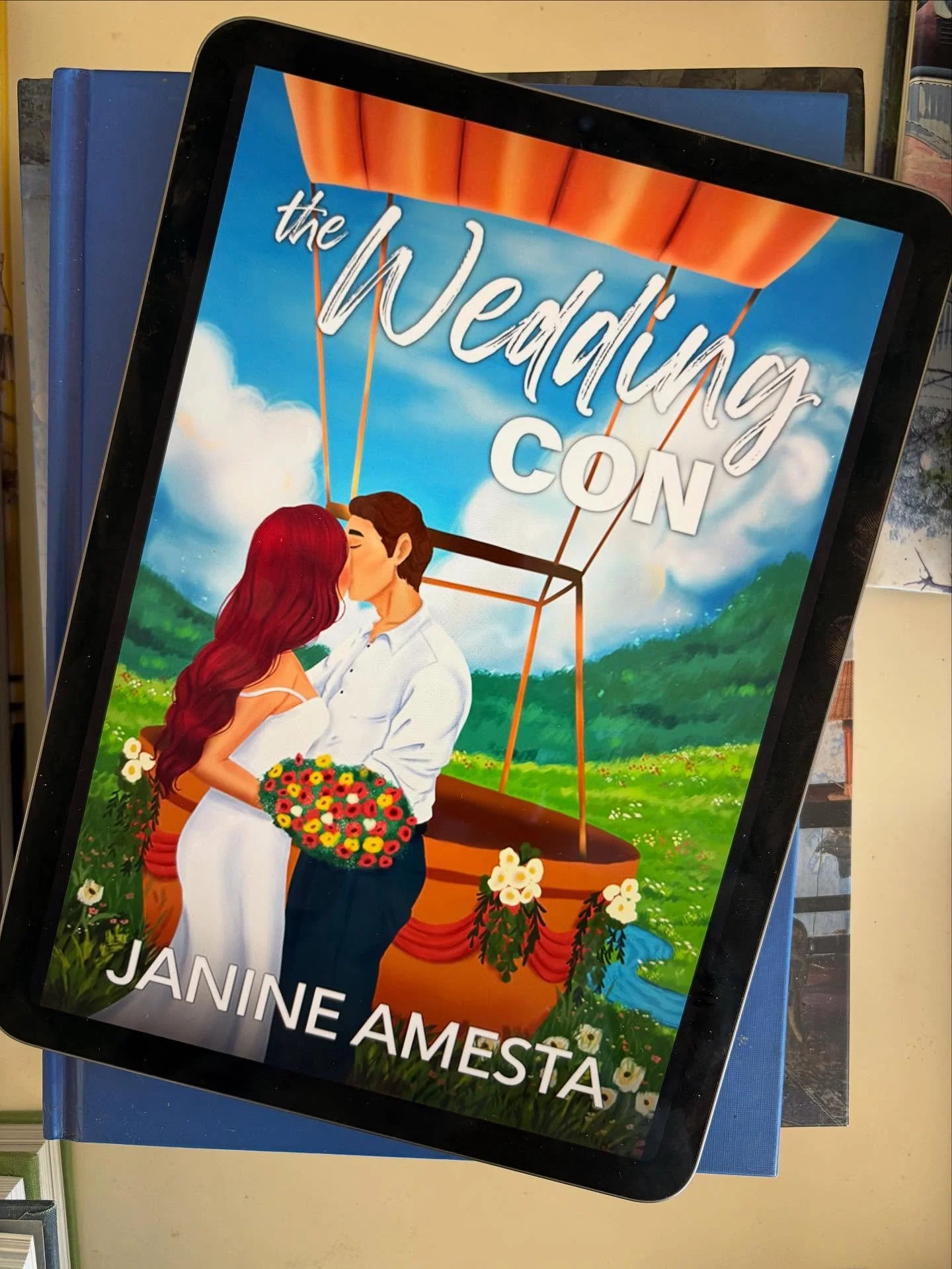 šššš THE WEDDING CON - Janine Amesta (ARC read)
It’s so great to read a romance that feels fresh! First off, we meet Naomi Moreno, she works in her family’s ballooning business with her mum and her sisters. She’s on the team th
