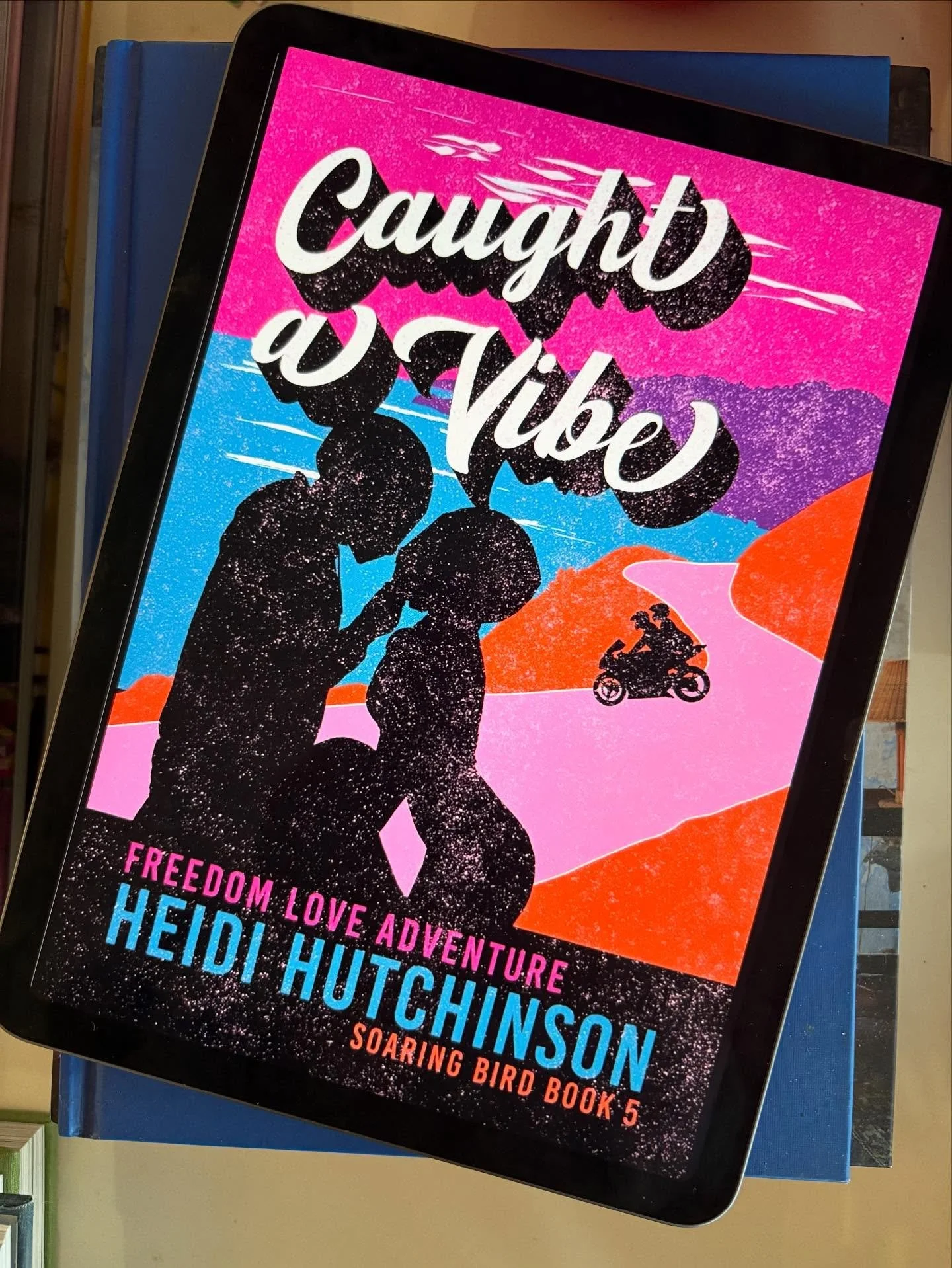 šššš CAUGHT A VIBE - Heidi Hutchinson (ARC read) 
Such fun! This works as a standalone - it’s my first read in the series, but I am so intrigued I’ll read the others. Himbo Adam Sawyer offers to look out for his mate Steve’s yo