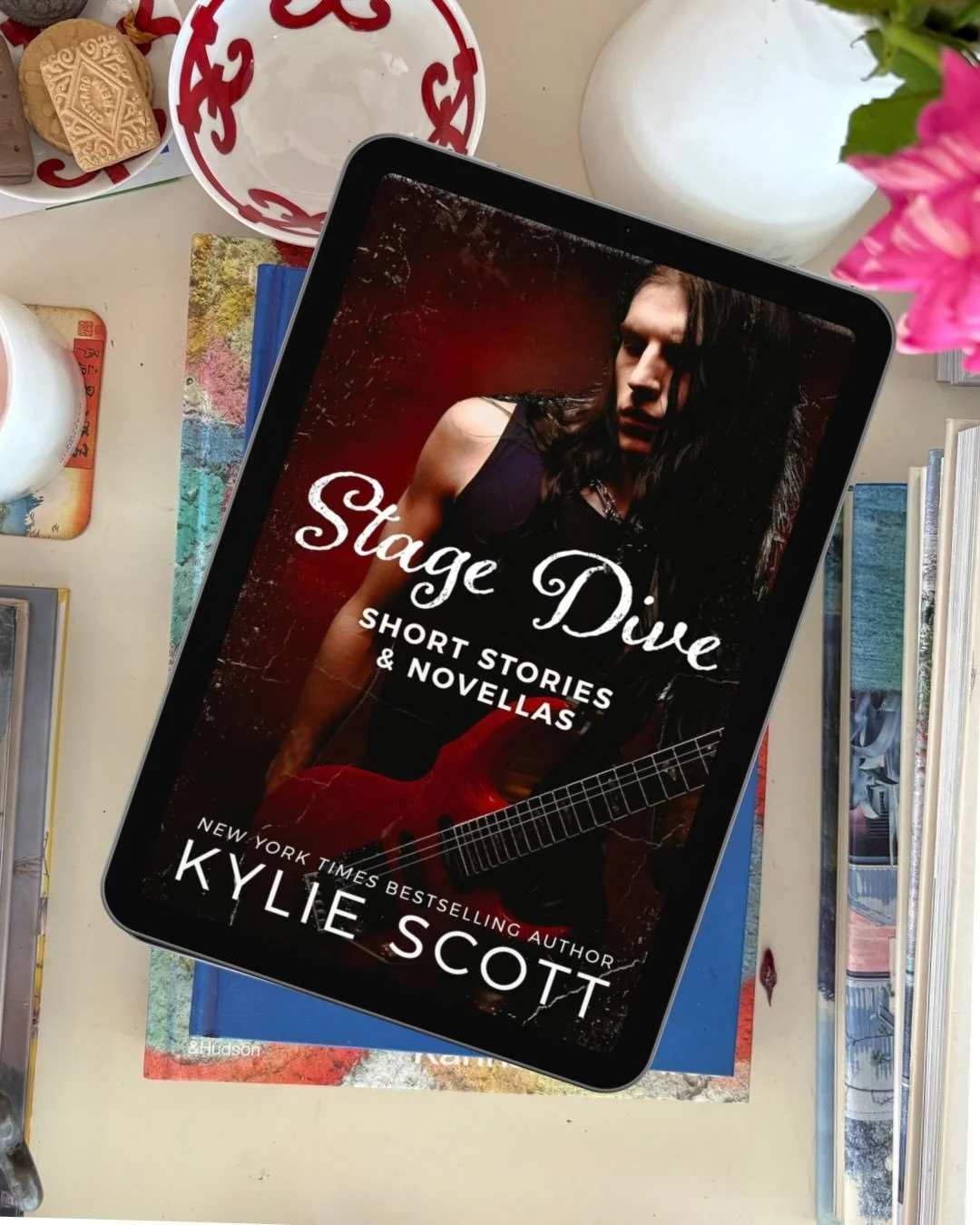 🌟🌟🌟🌟🌟 STAGE DIVE SHORTS &amp; NOVELLAS - Kylie Scott

Brilliant! All seven previously published Stage Dive shorts are here in one volume. I love how these shorts all slot together so perfectly with mostly secondary characters from the Stage Dive