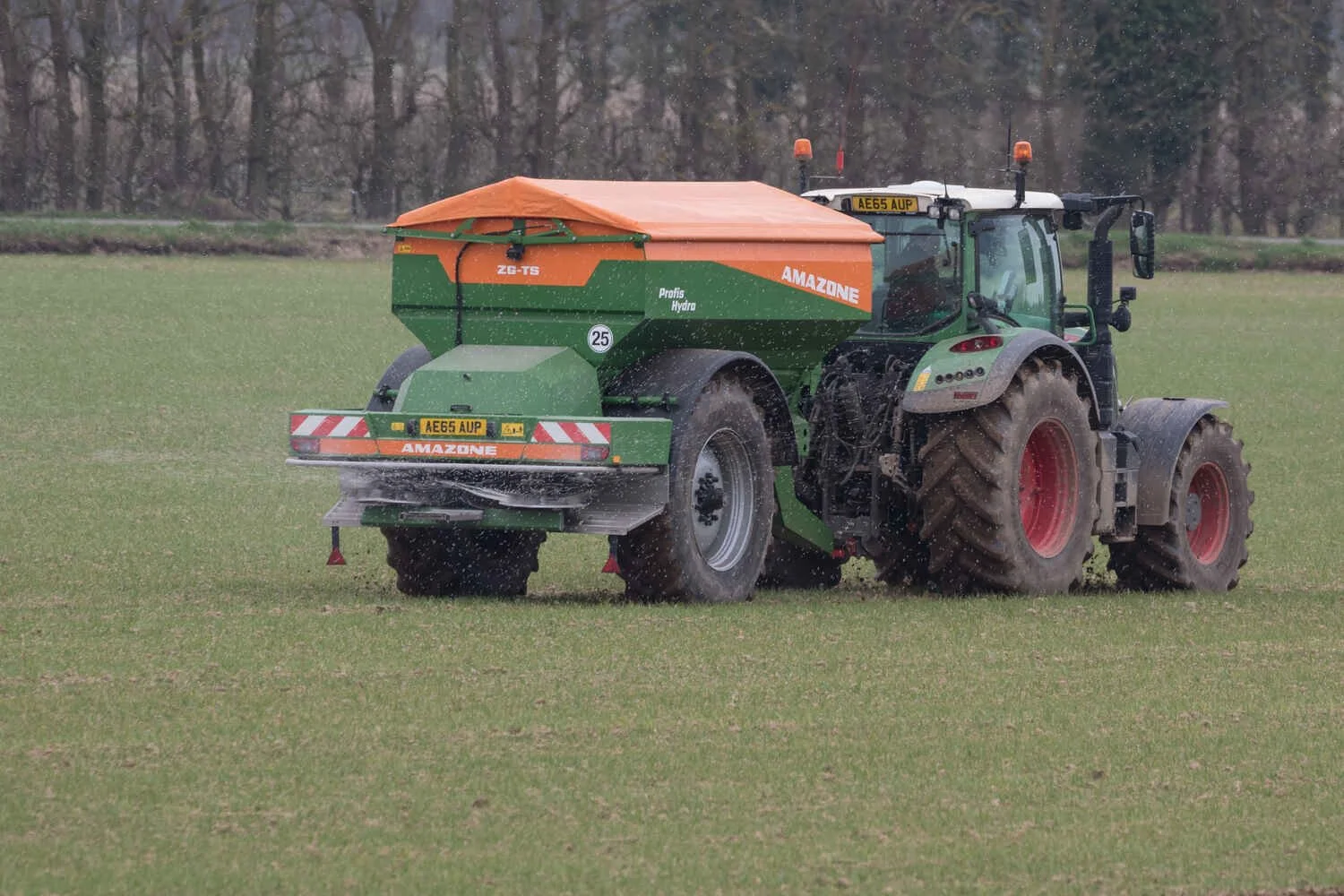 Fendt, 724, Vario tractor Amazone Profis Hydro Spreader.
