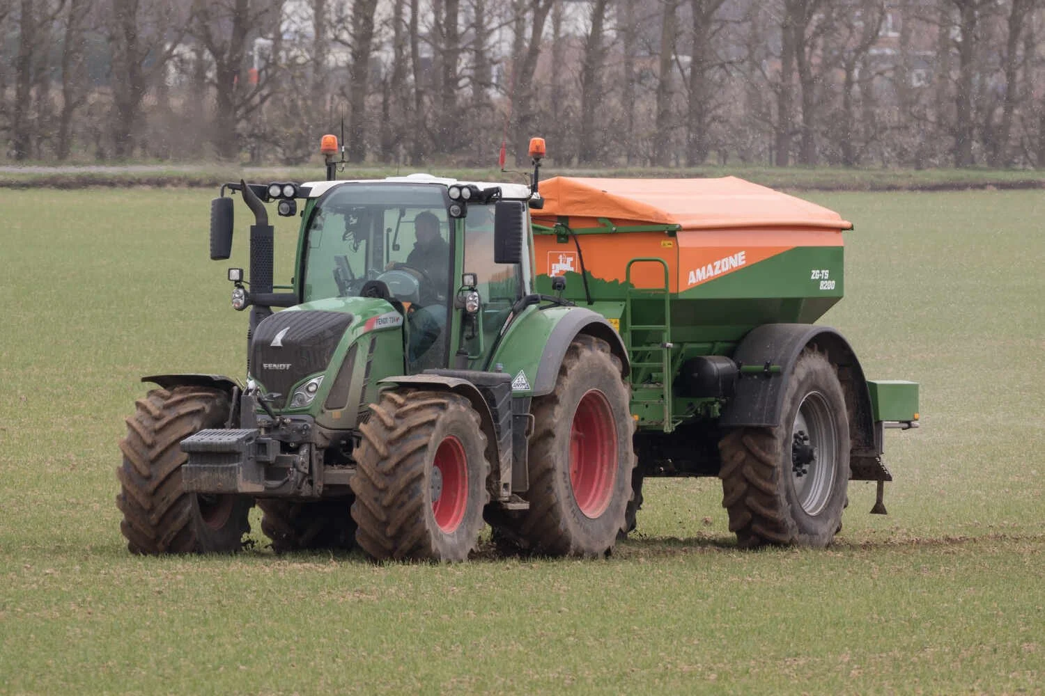 Fendt, 724, Vario tractor Amazone Profis Hydro Spreader front photo