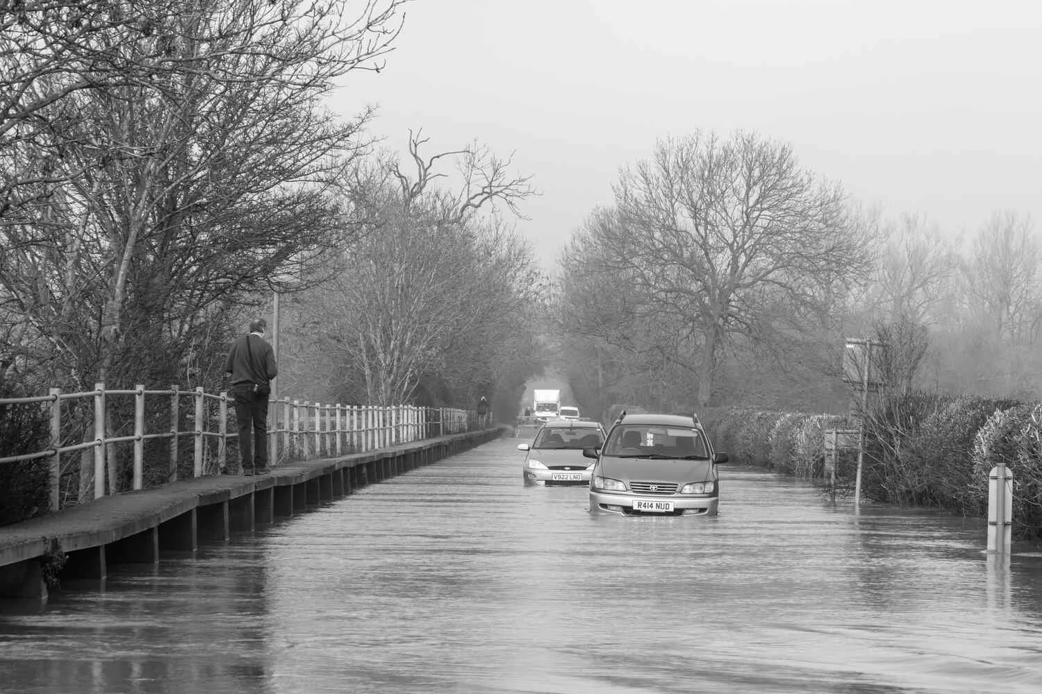 Cars-stranded-in-flooding-Felmersham-Bedfordshire-great-river-ouse-moody-mono-photography-prints.jpg