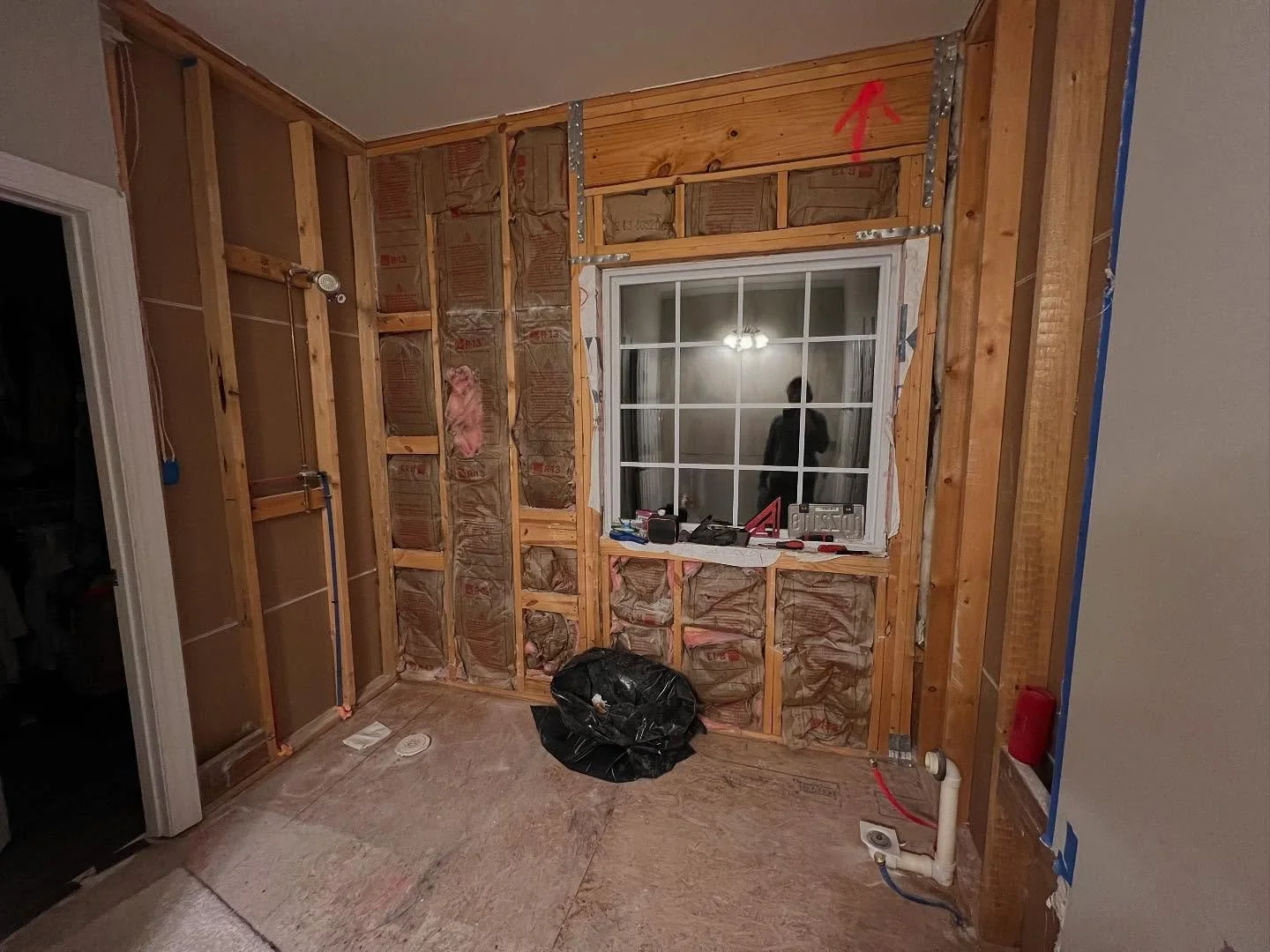Demo day!!! We can&rsquo;t wait for this finished product! 

#bathremodel #bathdemo #bathrenovation #masterbathroomremodel