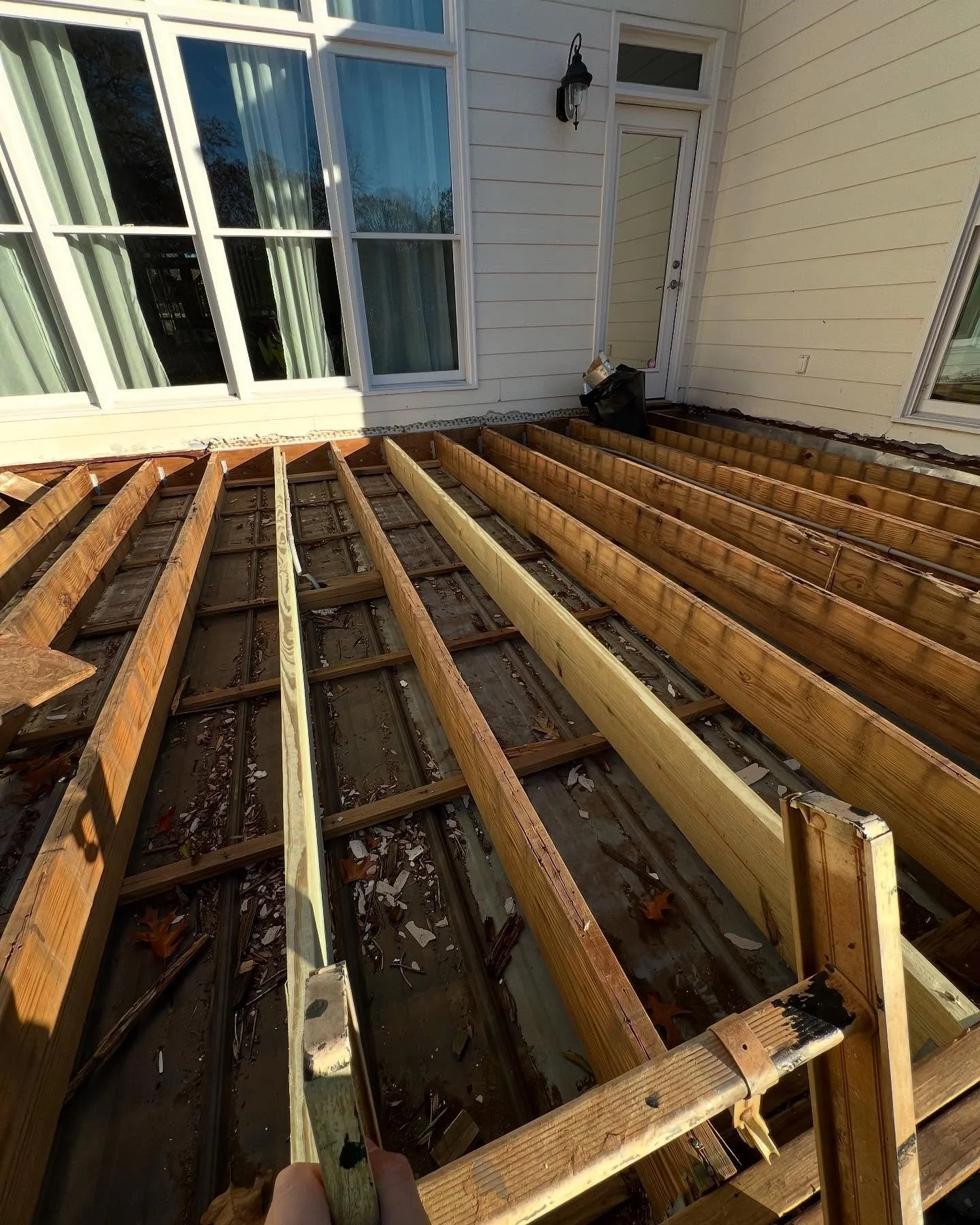 Deck restoration in progress. Refinishing this deck to make it look brand new again. Stay tuned for the finished project. 

#charlestondecks #charlestondeckbuilder #charlestoncontractor