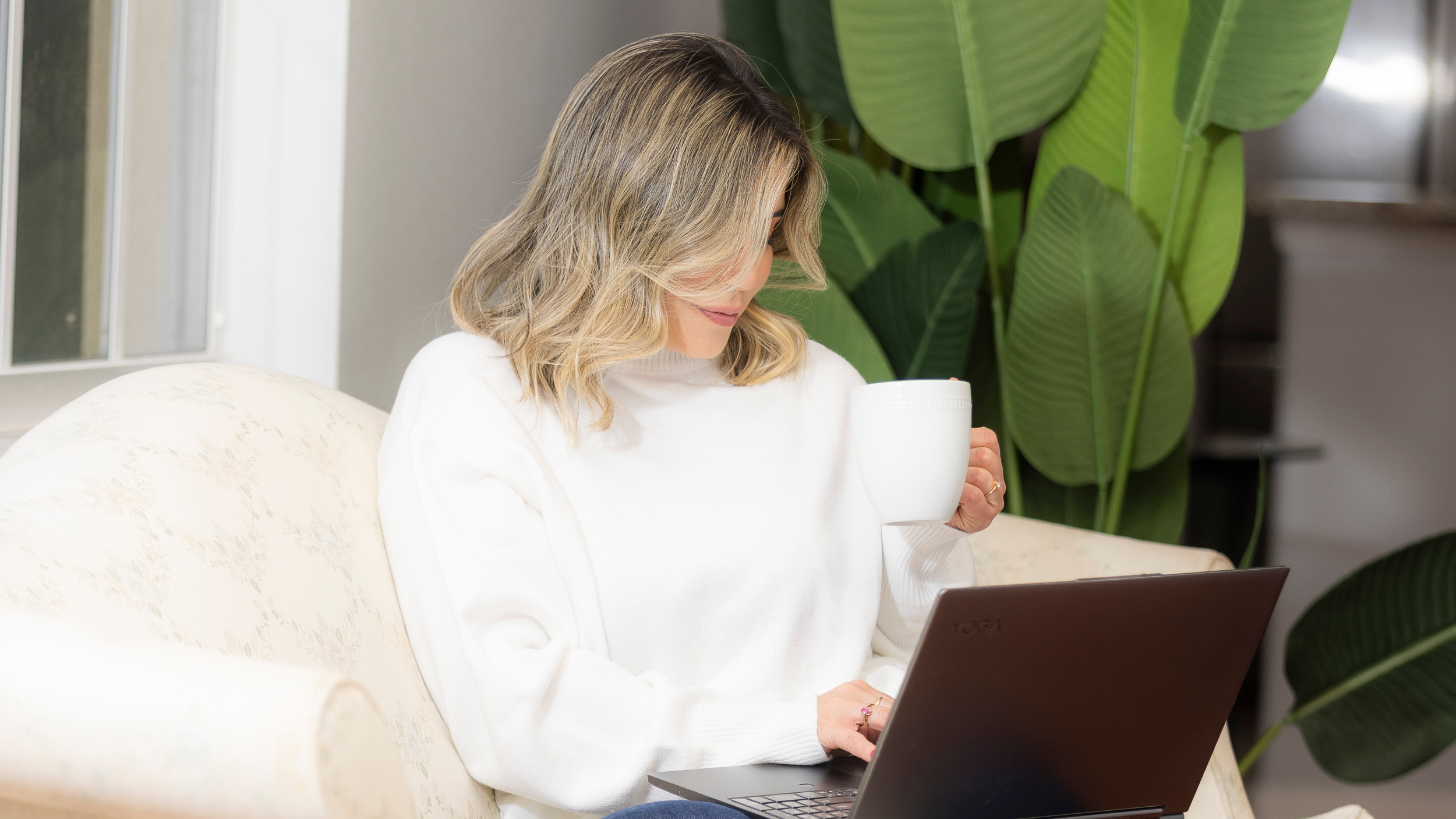 Lais Luz usa um software de IA em seu computador para analisar dados de vendas e otimizar as estratégias de marketing da sua empresa.
