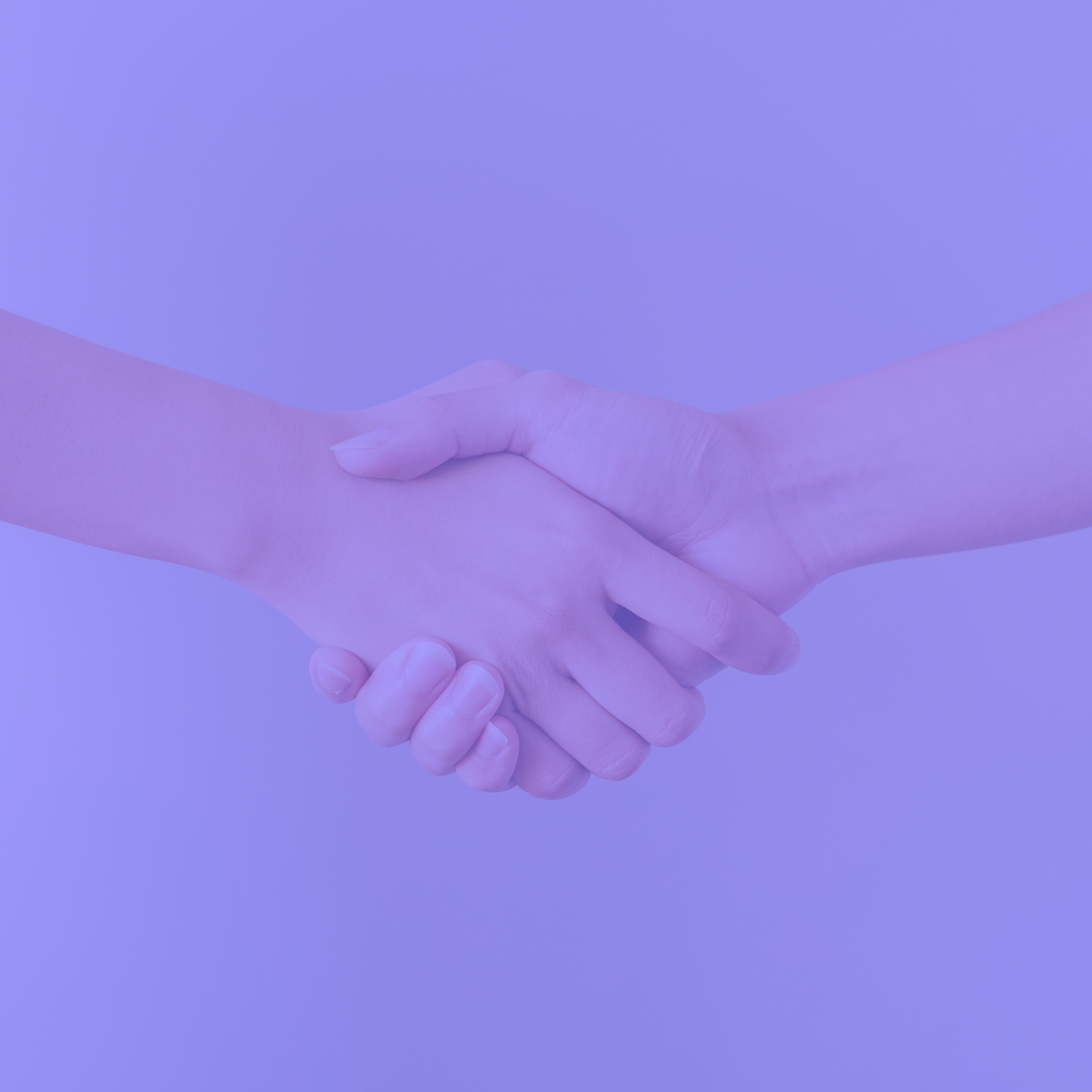 Duas mãos se apertando, simbolizando um cumprimento ou acordo, em fundo azul.