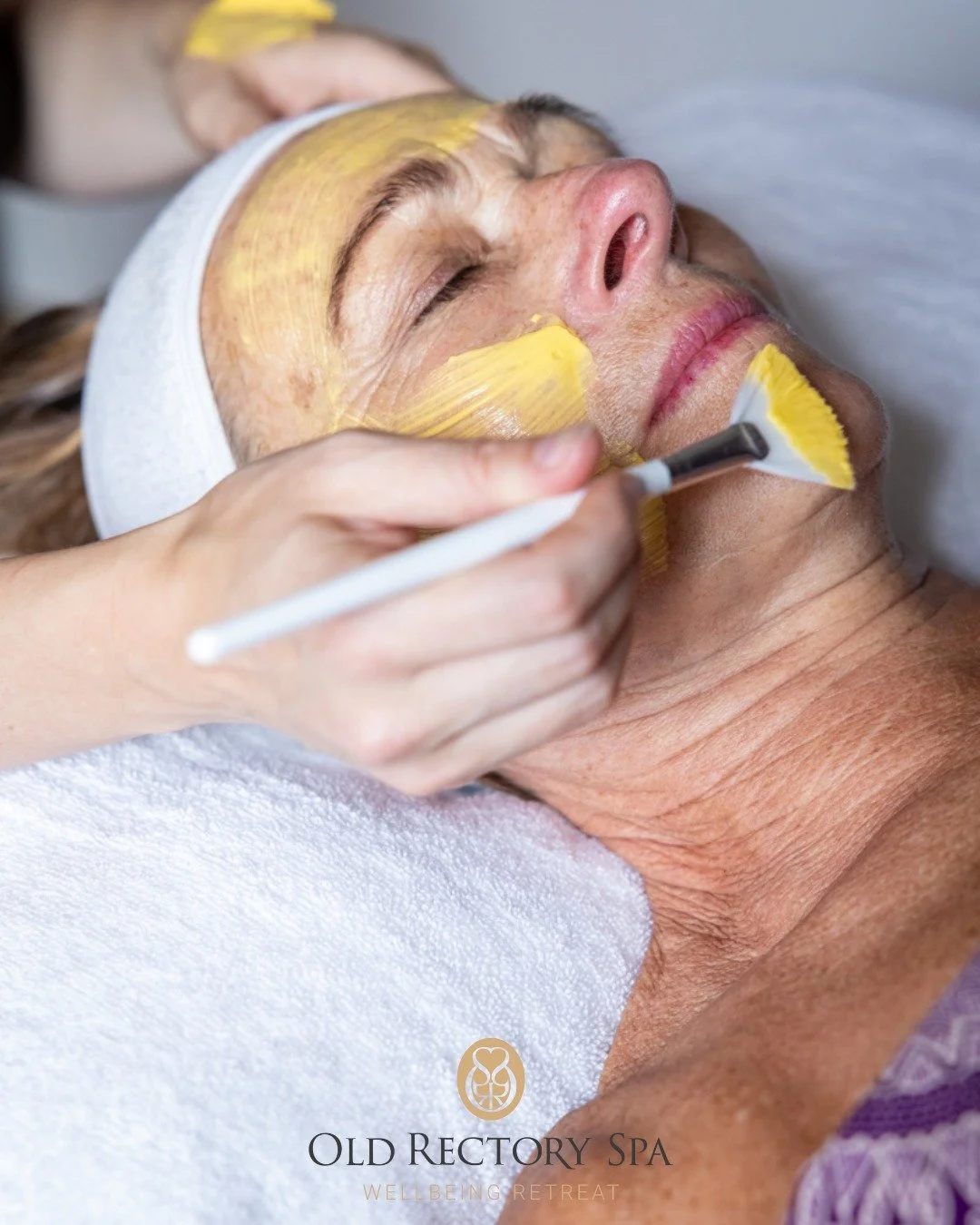 As the air turns crisp and indoor heating leaves your skin feeling dry or tired, a luxurious facial is the perfect way to nourish, hydrate, and restore your glow. 

Our tailored treatments help to:

💧Replenish moisture and combat dryness

🔁Boost ci