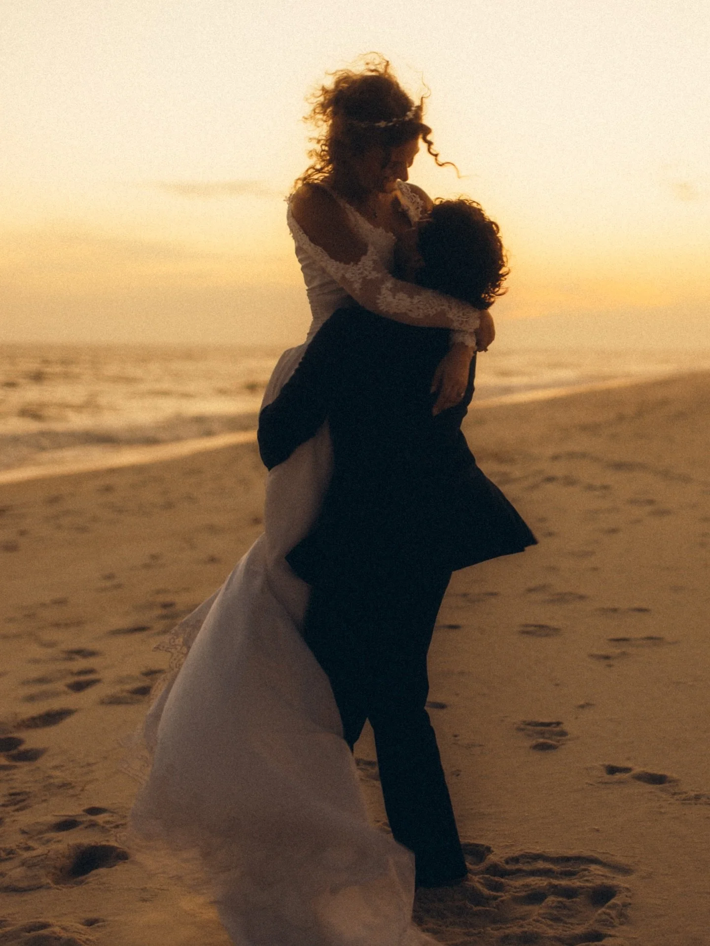 Chris &amp; Alexa 💌

Taken on the beaches of Florida on a beautiful sunny day. Capturing this day was so special!