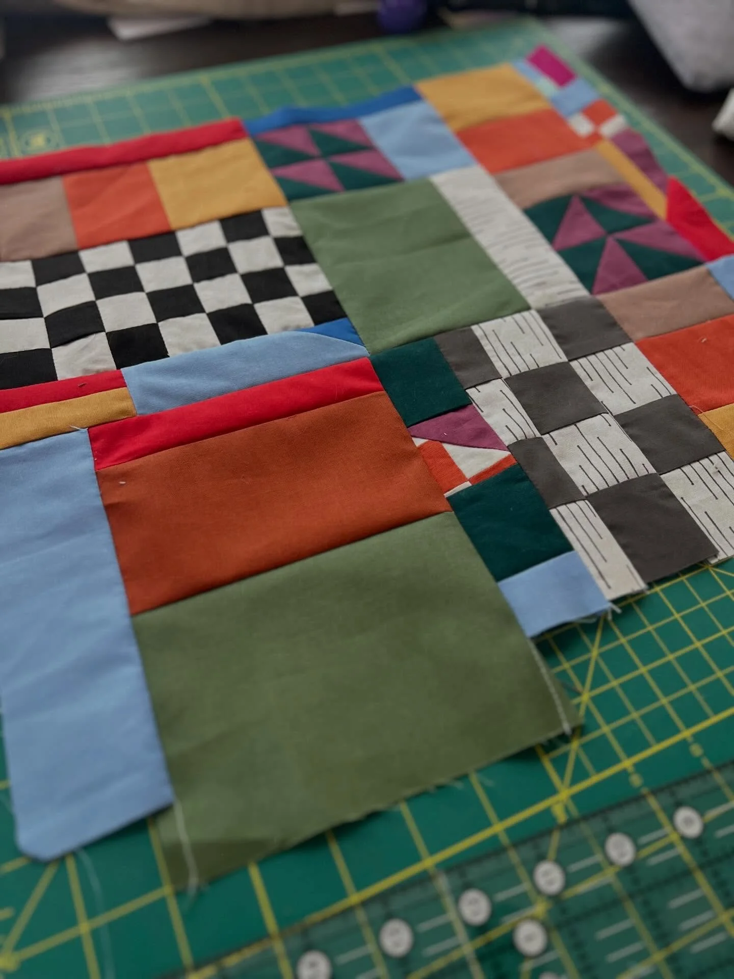 What&rsquo;s it gonna be?? 

So much potential. I will never get over how fun improv quilting is with @newsongquiltingco as my guide. 

Christmas gifty in progress!
#quilting #sewing #improvquilting #gifts #handmade