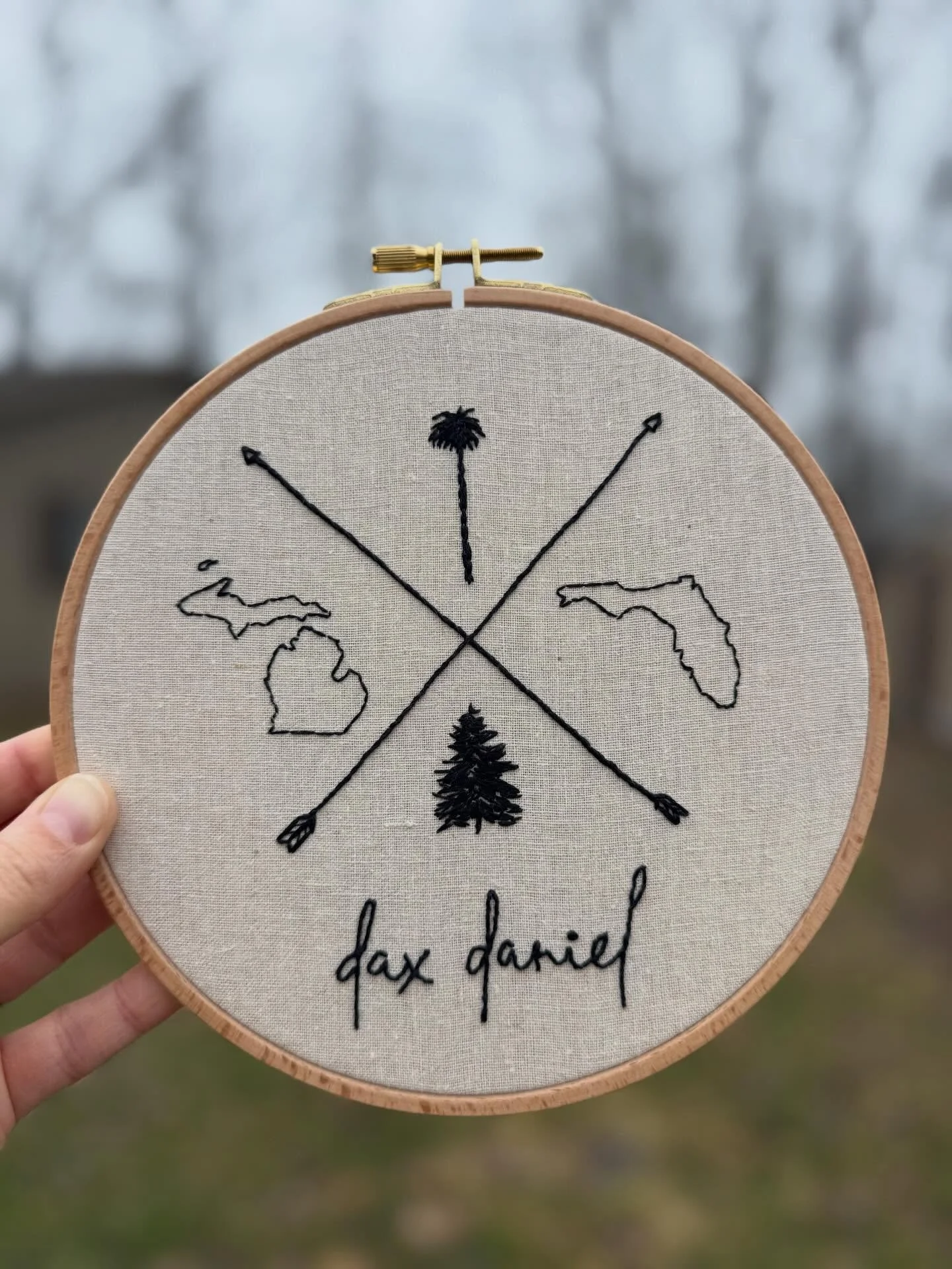 Andddd&hellip; ✨it has pockets!✨

We all need pockets. Keepsake embroidery hoops now come with a pocket on the finished back to store a handwritten note, so your loved ones can always remember who gifted it. ❤️❤️