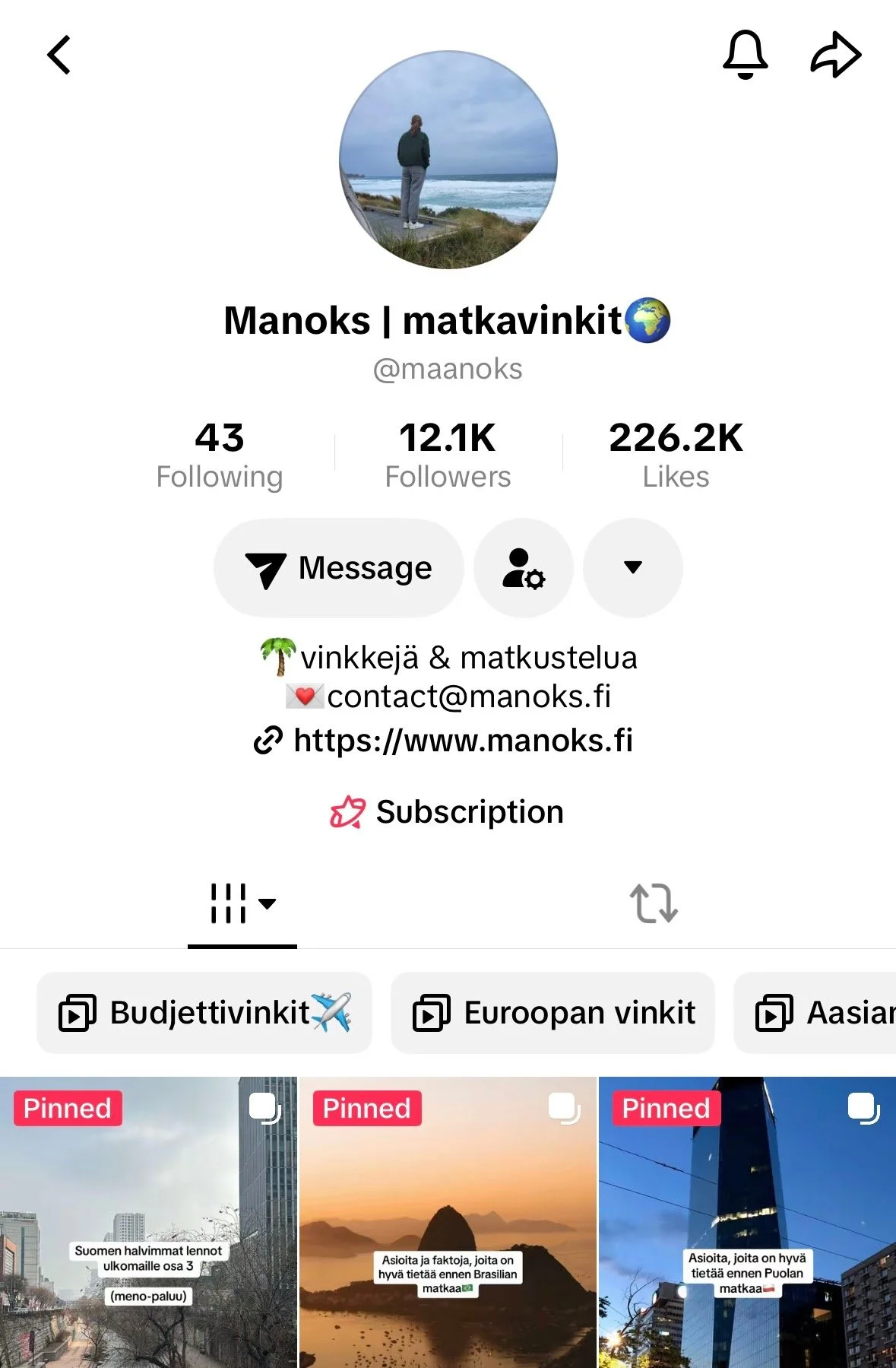 Kuvakaappaus, joka näyttää henkilön rannalla meren äärellä ja sosiaalisen median profiilin, jonka nimi on Manoks | matkavinkit, seuraajia 12,1K, tykkäyksiä 226,2K. Kuvassa on myös viestejä ja linkkejä matkavinkkeihin ja blogipostauksiin aiheista kuten lentojen, matkakohteiden ja barcelonan matkasta.