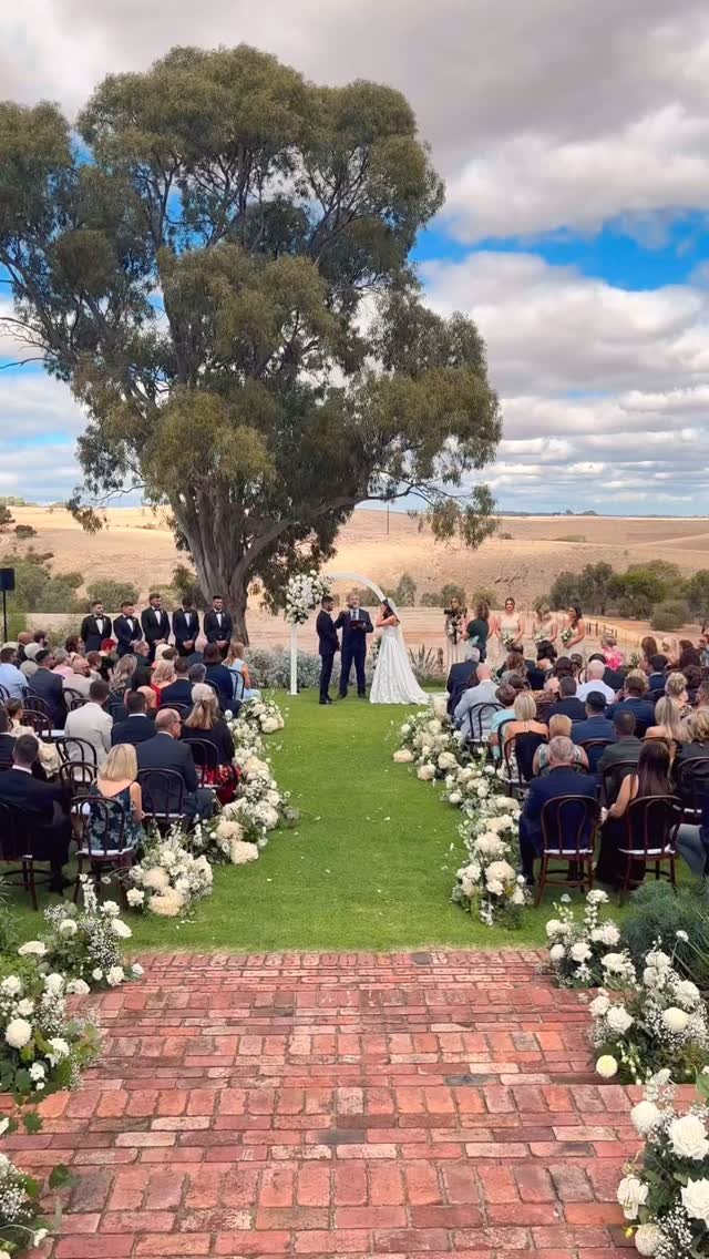 Michaela & Daniel π₯°
@eman_weddings
@judehallmedia_weddings
@travisandbennyweddings
@kingsfordthebarossa
@makeupbylilik
@chelsealouise.hair
@thegatheredbunch
@entertainmentadelaide
@ella_moda
@bluebellbridal
@institchu