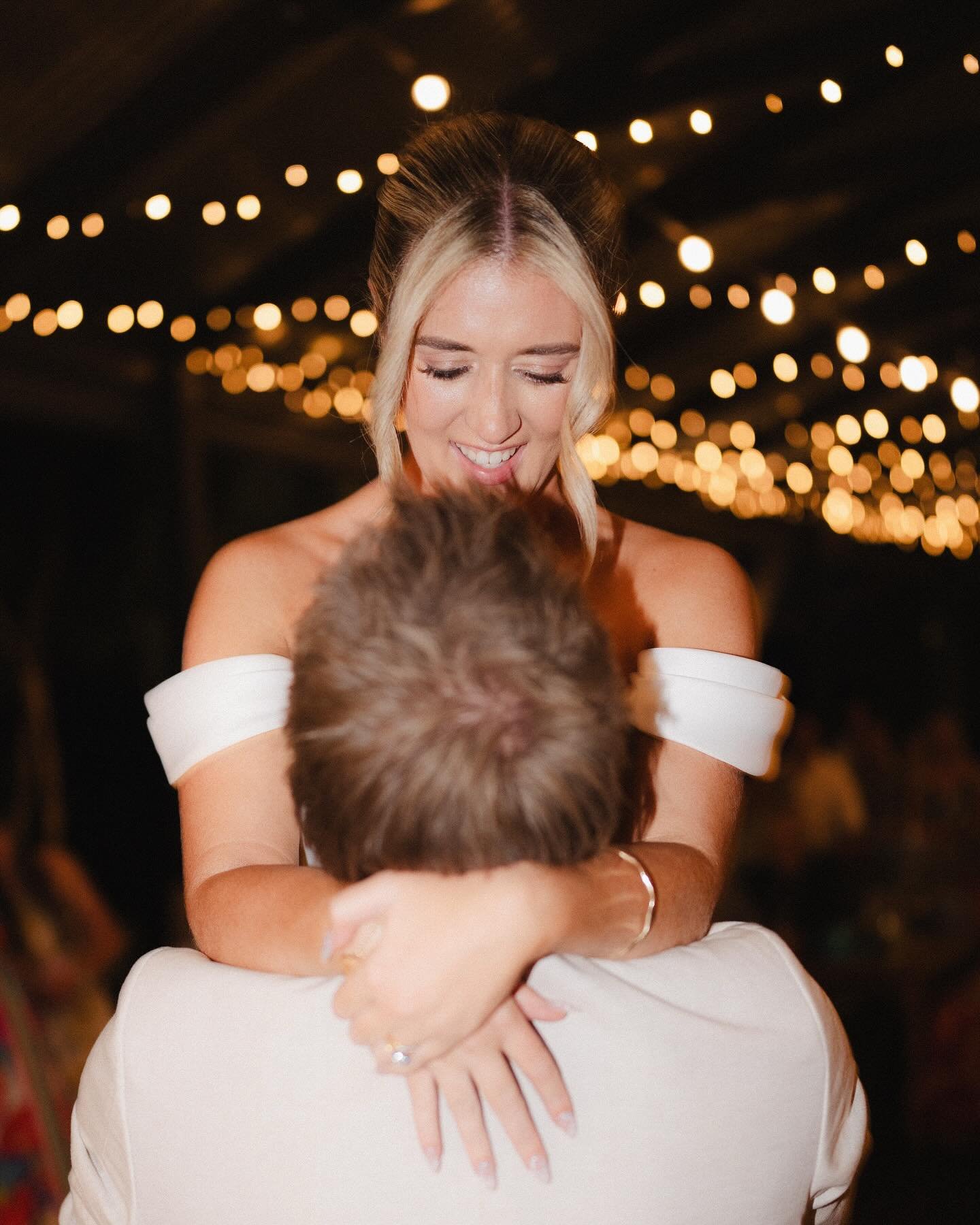 It’s a wedding dance floor baby, let loose like Uncle Dave after a few beers! π»πΊ