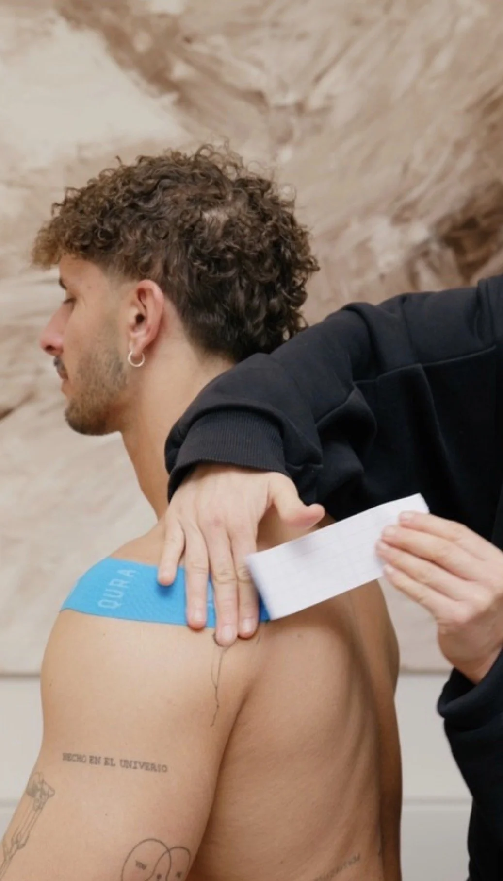 Geometrische Zeichnung eines skizzierten Quadrats mit Abschnitten, die von vertikalen, horizontalen und halbkreisförmigen Linien unterteilt werden.