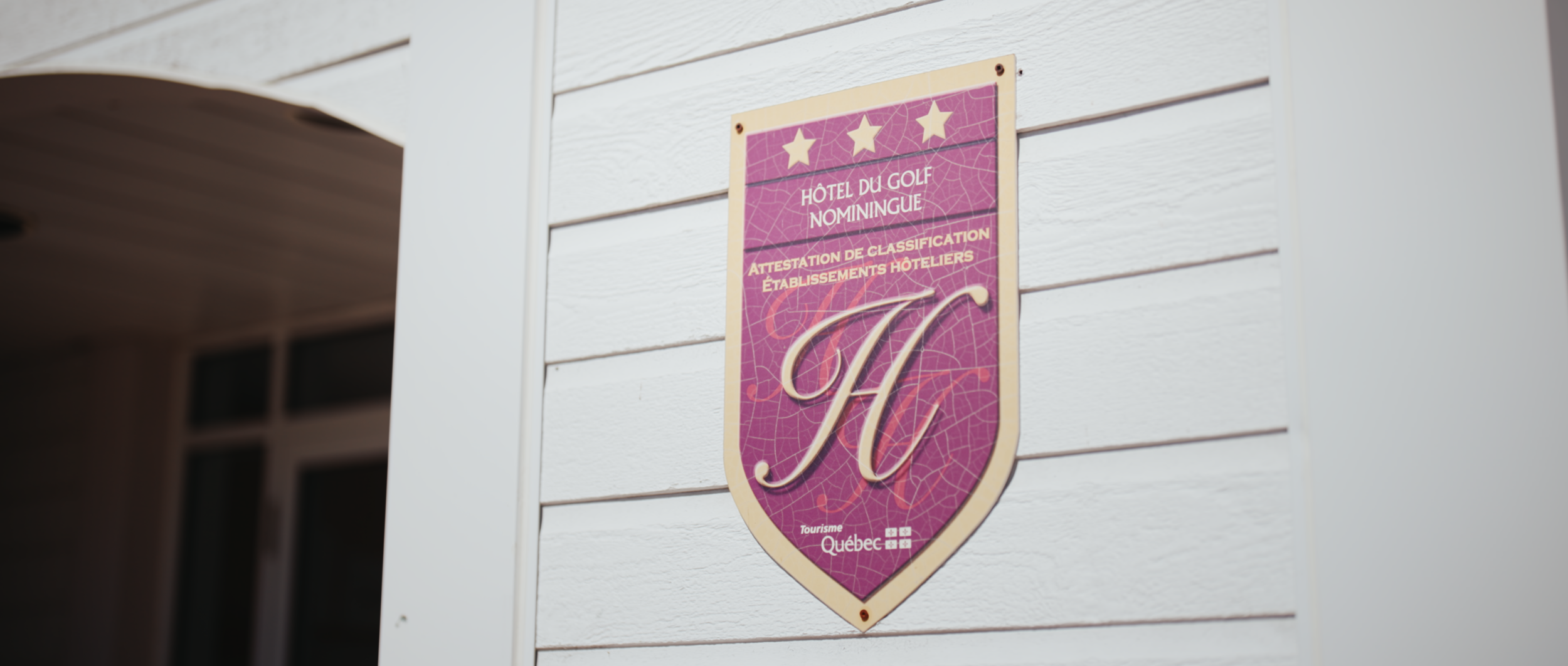 Panneau de reconnaissance pour l'hôtel du golf nominigné, avec trois étoiles, en Québec.