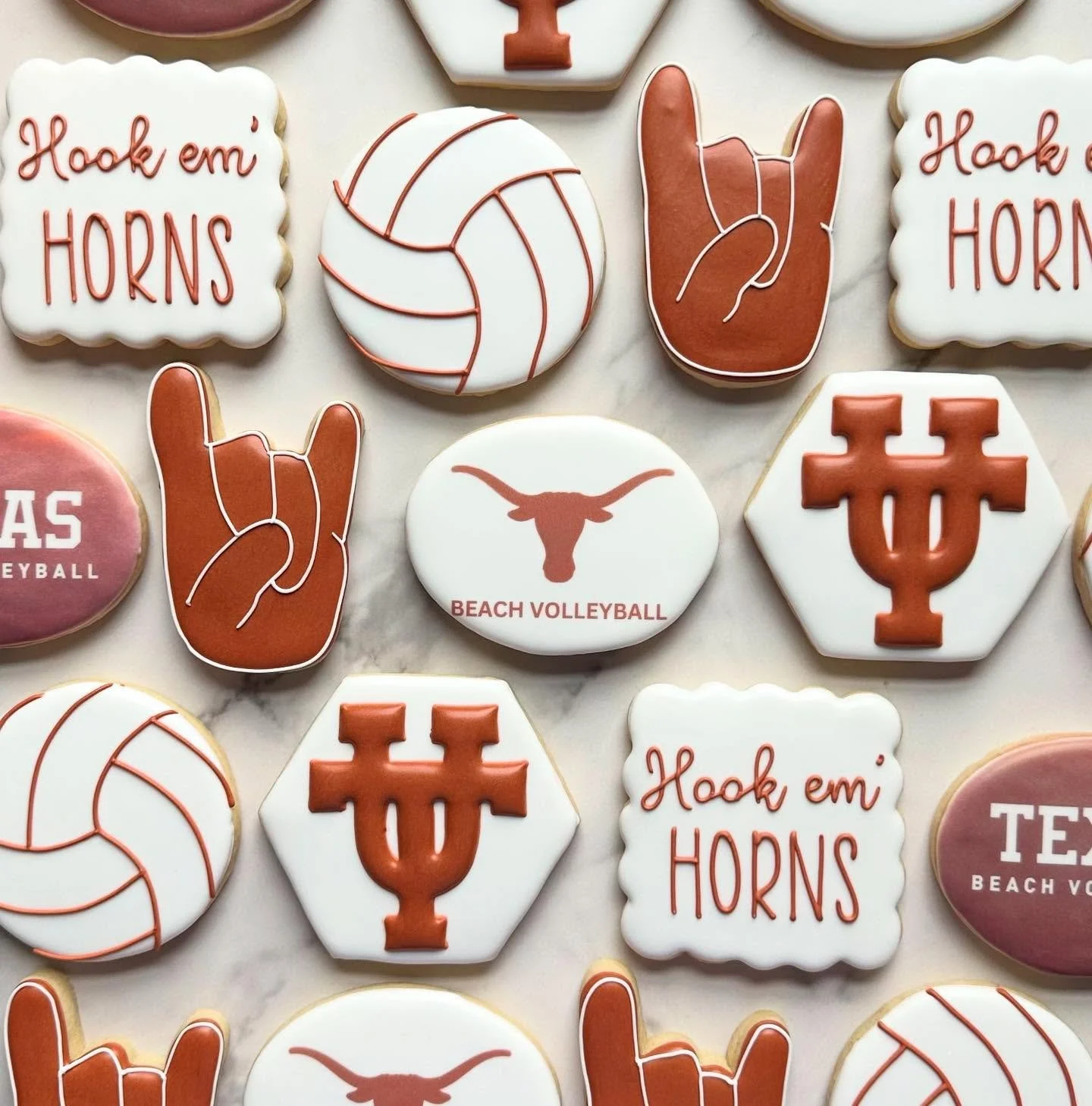 It may be cold but the NCAA beach volleyball seasoning starts this week! These delicious cookies got to be enjoyed by the @texasbeachvb after their orange and white scrimmage this past weekend!🐂🍪