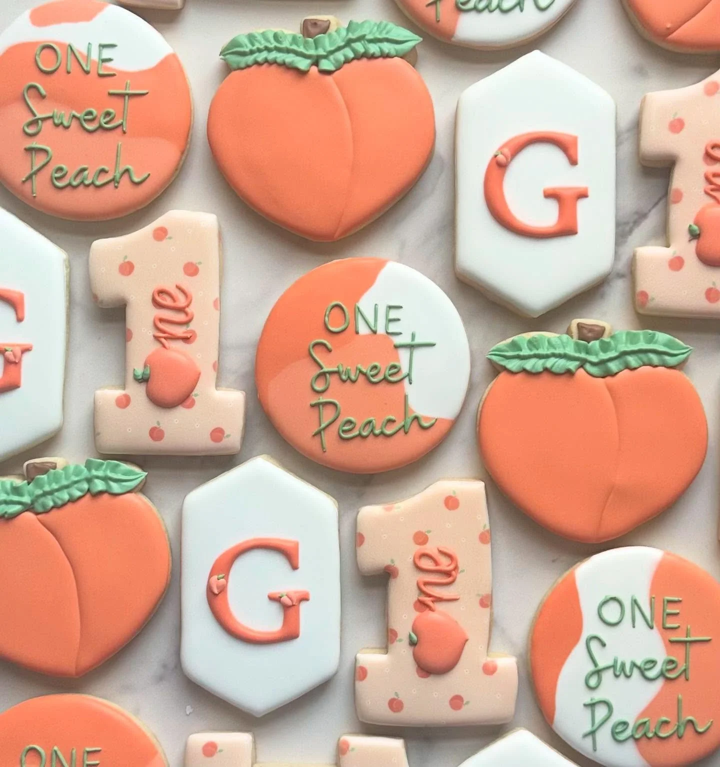 These came out too cute! My favorite is the mini peaches on the letter cookies🍑