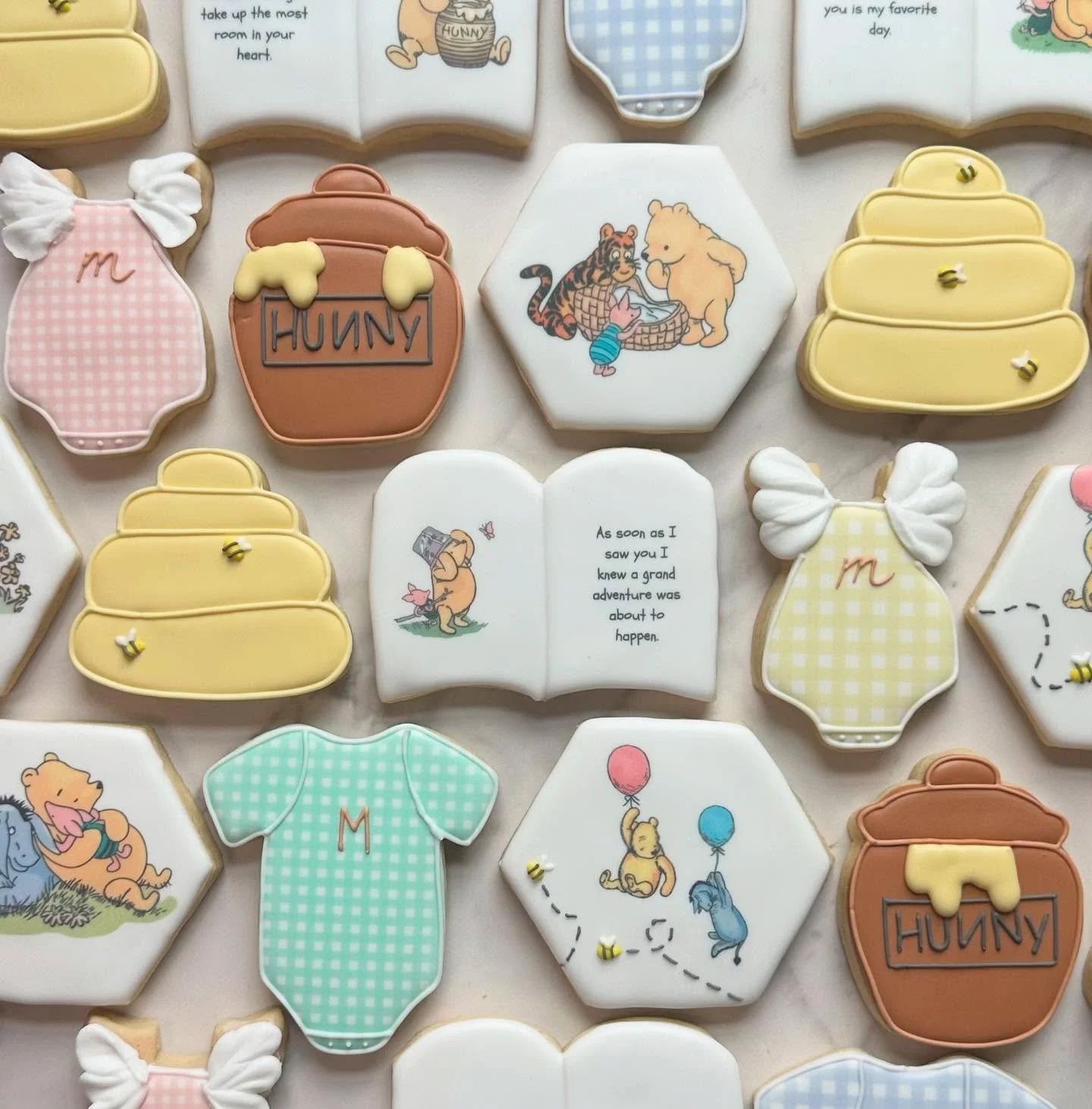 This vintage Pooh baby shower set was just too cute!🍯🐝