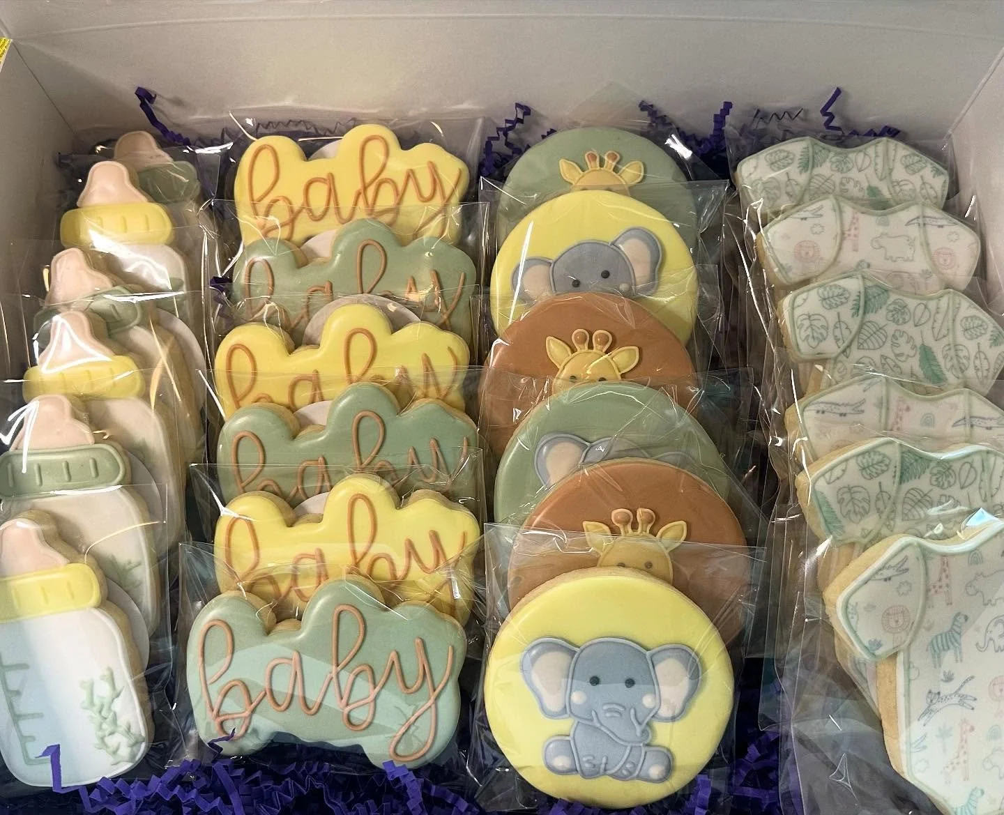 Mad at myself for forgetting to take a picture of this super cute safari baby shower set, but thought I could use the opportunity to show how your order will look at pickup!

📦 Orders come boxed up with crinkle paper to protect the cookies in transp