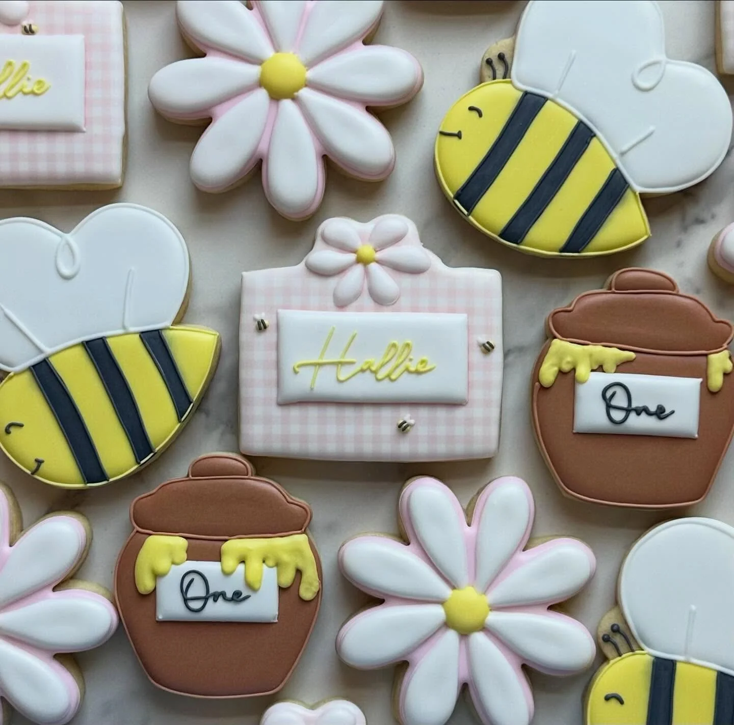 Love how this sweet bee-day set turned out!🐝🍯