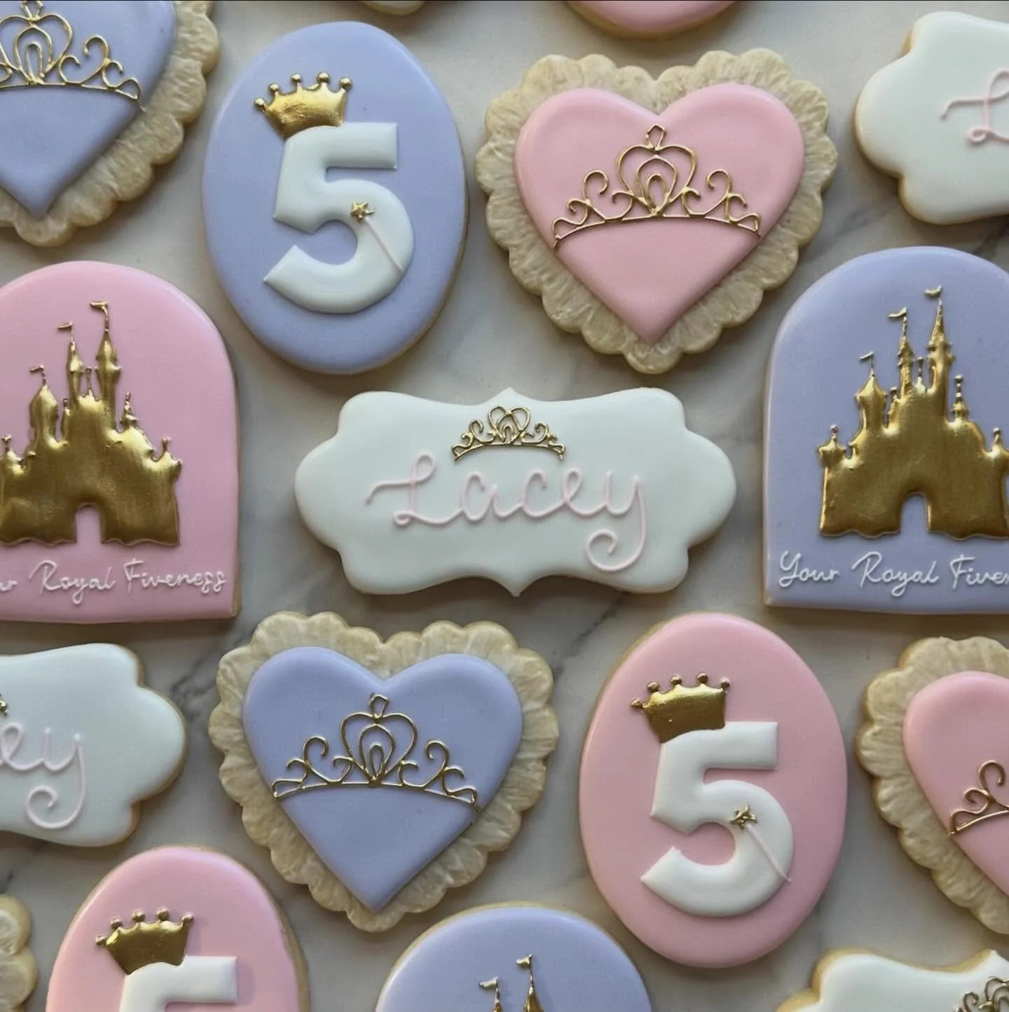 Cookies fit for a queen👑🪄

#customdecoratedcookies #hutto #dessert #cookies #roundrock #austin #austintx #princess #birthday #pflugerville