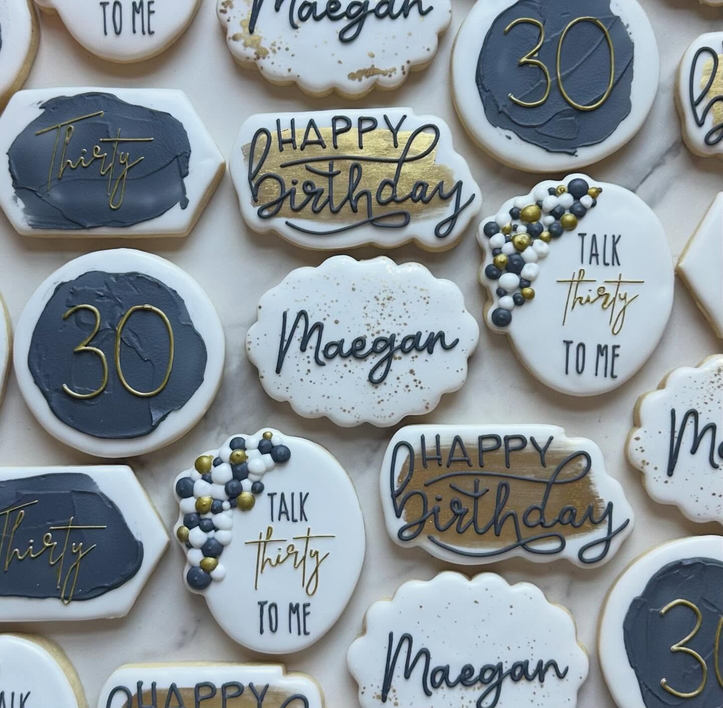 Black and gold is always an elegant color combo!