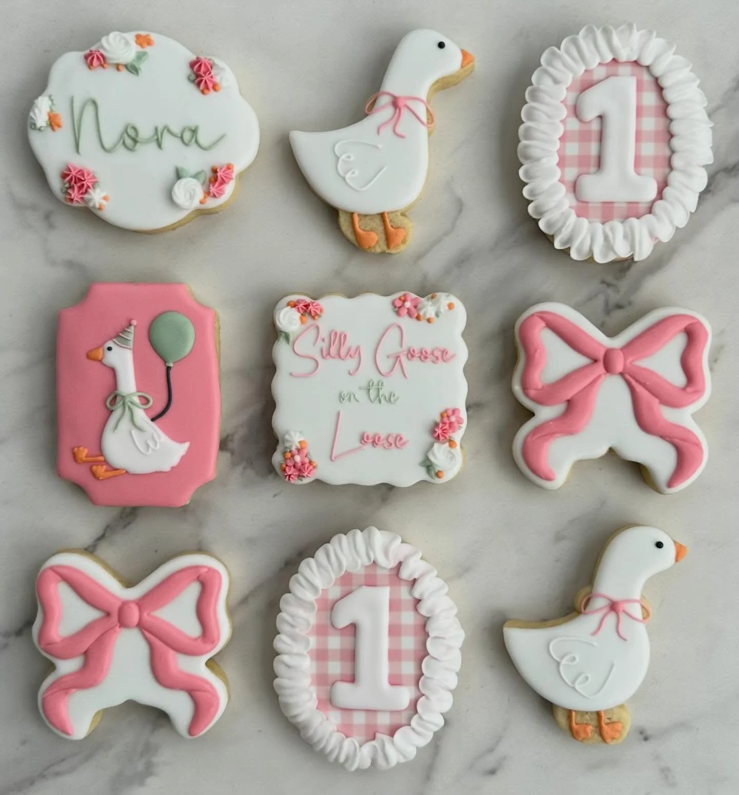 Obsessed with how this set turned out 🪿🎀 The ruffles, the gingham, that little goose in a party hat, this one was so fun to make! 

#hutto #roundrock #pflugerville #austin #cookies