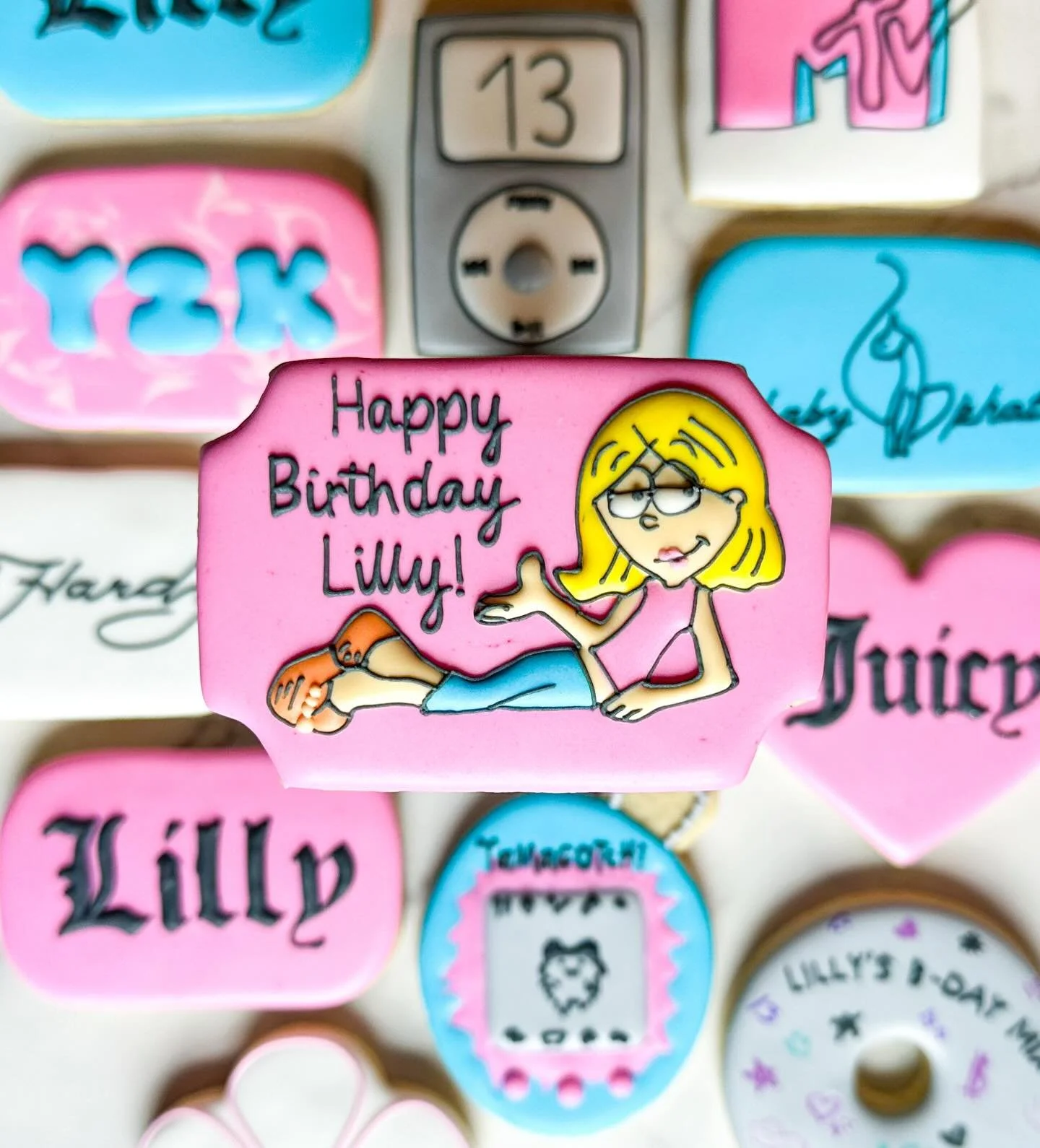 Close ups of a couple of my cookies from this Y2K birthday set! The tamagotchi is definitely my favorite👾

&bull;&bull;&bull;

#hutto #roundrock #pflugerville #austin #cookies