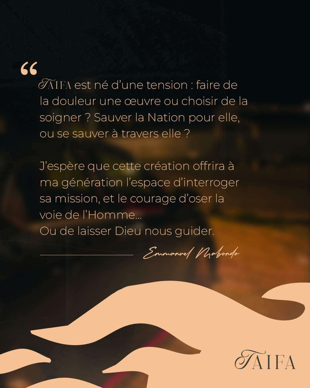 Une affiche avec une citation, en arrière-plan un village ou une ville en soirée, avec un ciel sombre et une silhouette de montagnes ou de collines. En bas, un dessin abstrait de formes fluides dans des tons beige clair, et le logo 'TAIFA' en bas à d