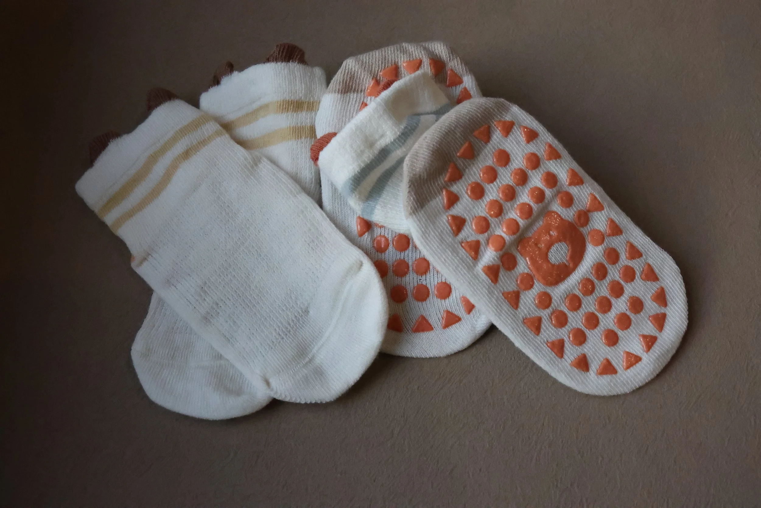 Breathable kids socks with non-slip grippy bear soles for safe indoor and outdoor steps