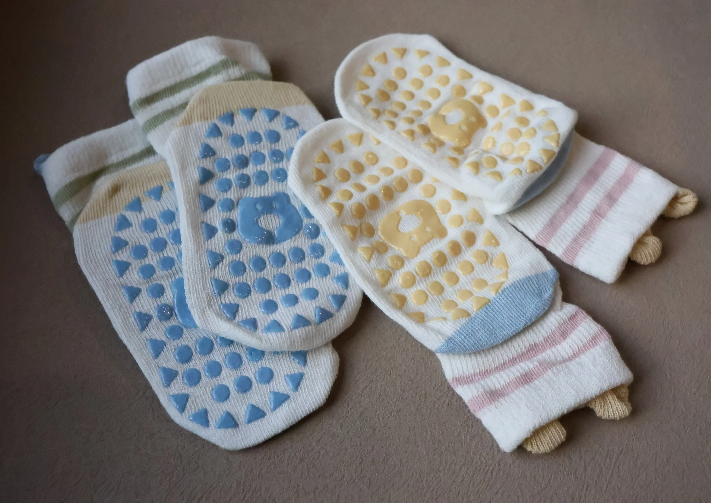 Honey Cub Duo Bear Breeze Crew breathable mesh socks with grippy bear soles