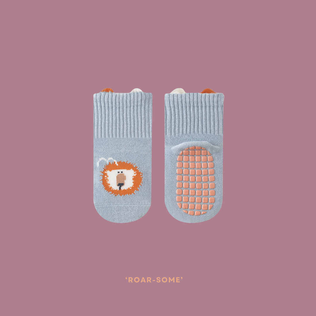 Children's non-slip socks featuring a lion design, made of premium cotton with seamless construction and flat square grip soles.