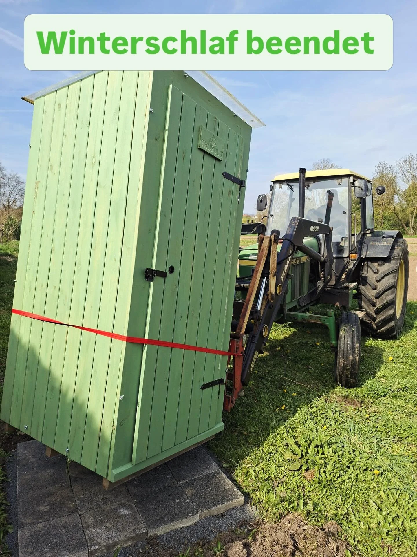 Heute kamen alle zur&uuml;ck aus dem Winterquartier! Wer? Na Bauwagen und Trockentoilette! 
Beide erhielten einen neuen Standort auf dem Weltacker Wetterau - damit das Ackerjahr nun starten kann. 

Und ganz neu, tata: Wir haben jetzt ein Wurzelfenste