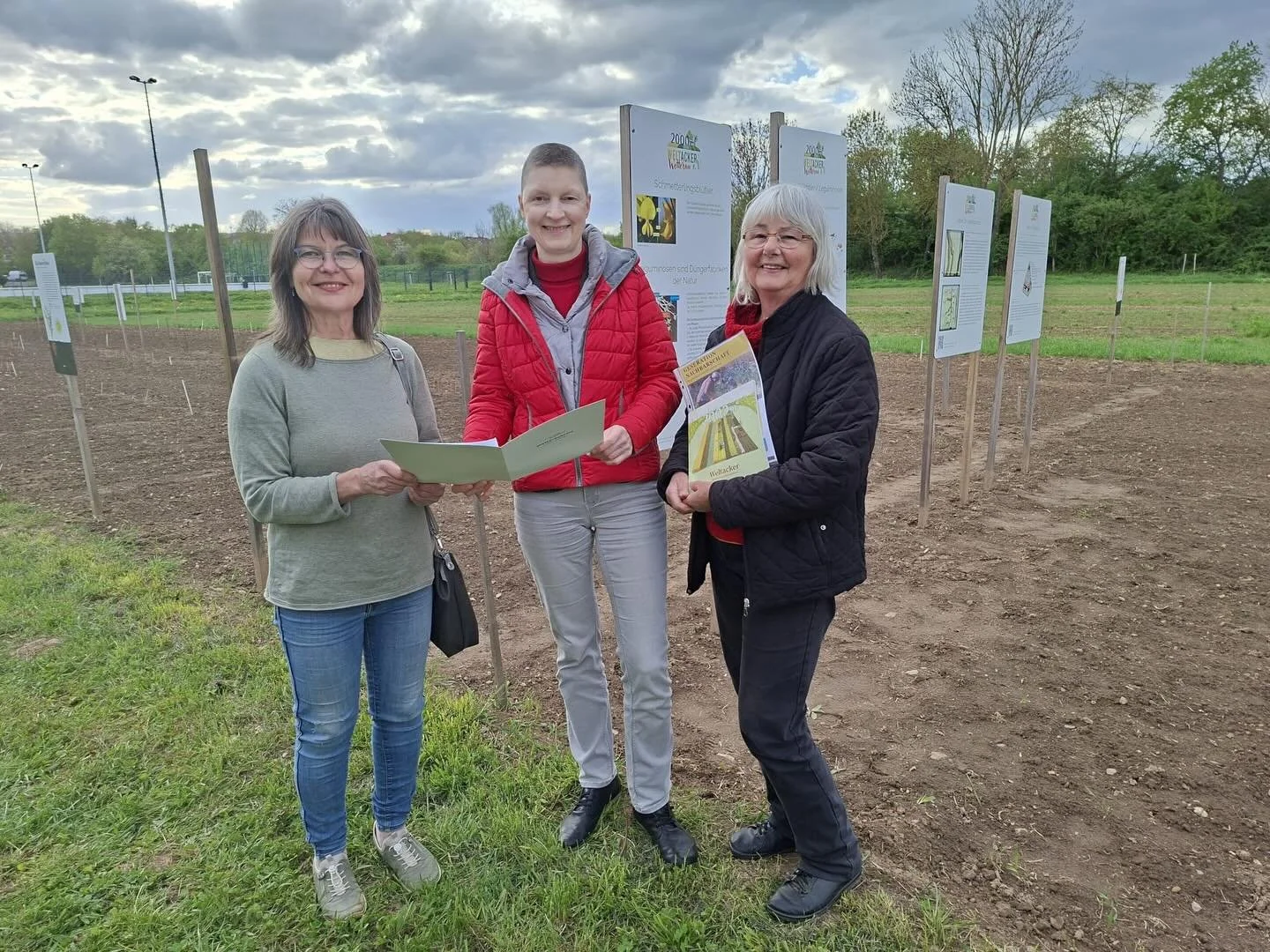 Herzlichen Dank 🙏

Heute war Kreisbeigeordnete Marion G&ouml;tz auf unserem Weltacker. Vielen Dank f&uuml;r Ihren Besuch Frau G&ouml;tz! 

Sie &uuml;berreichte uns den Zuwendungsbescheid im F&ouml;rderprogramm &sbquo;Generation Nachbarschaft&lsquo;.