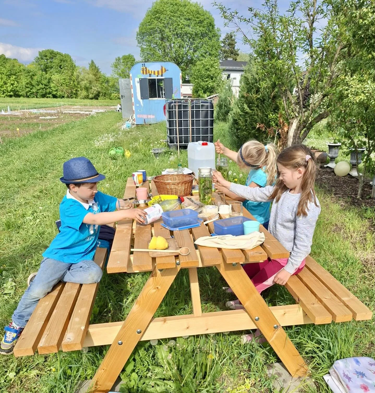 Kinderfreitag auf dem Weltacker! 

Jeden zweiten Freitagnachmittag seid Ihr dran liebe Kinder! 

Projekt Generation Nachbarschaft

Letzten Freitag hat Marlu mit den Kindern Kr&auml;uterlimo hergestellt und nat&uuml;rlich auch getrunken, Sonnenblumen 