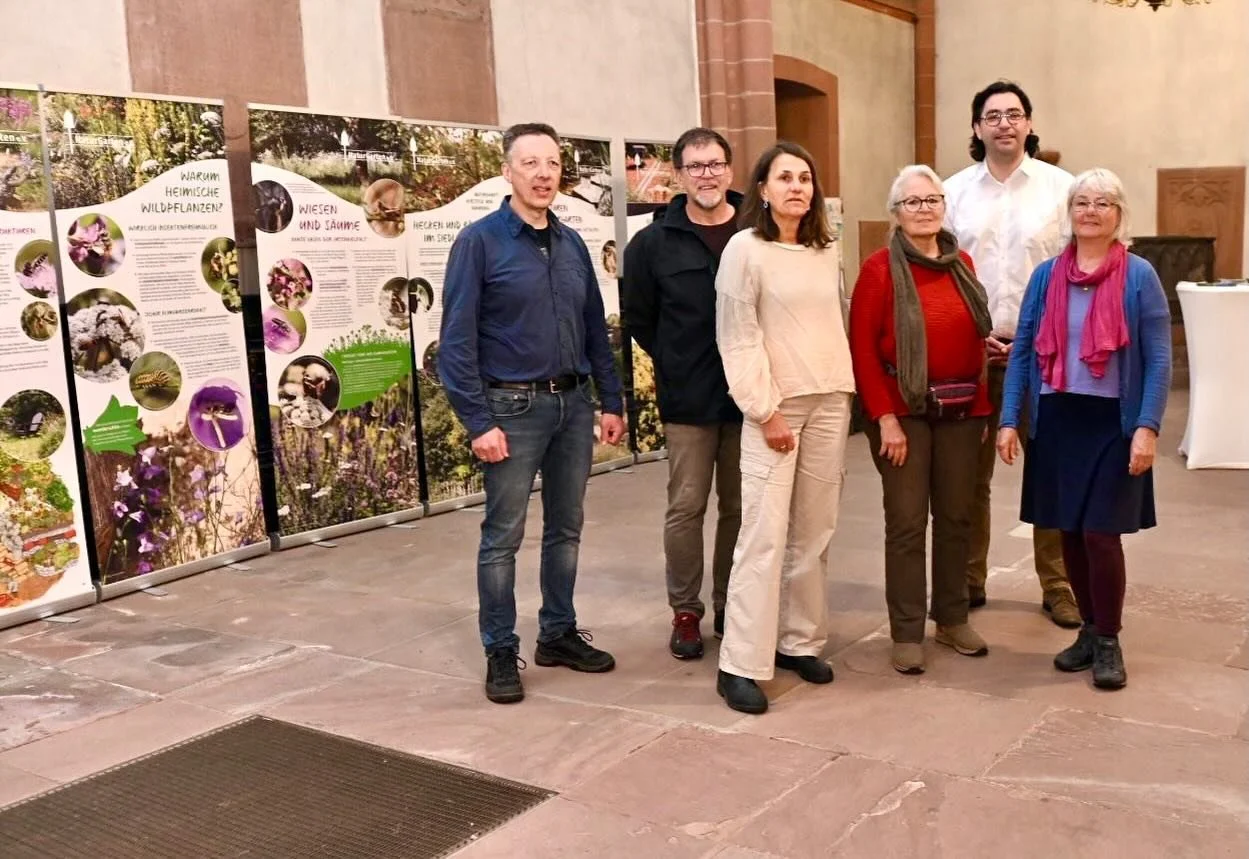 Wanderausstellung er&ouml;ffnet! 

Die Wanderausstellung &bdquo;Naturnaher Garten&ldquo; ist jetzt in der Stadtkirche Friedberg zu sehen! 
Kommt vorbei und guckt mal. Auch weil die Kirche so sch&ouml;n und erlebenswert ist. 

Auf dem Foto von links n