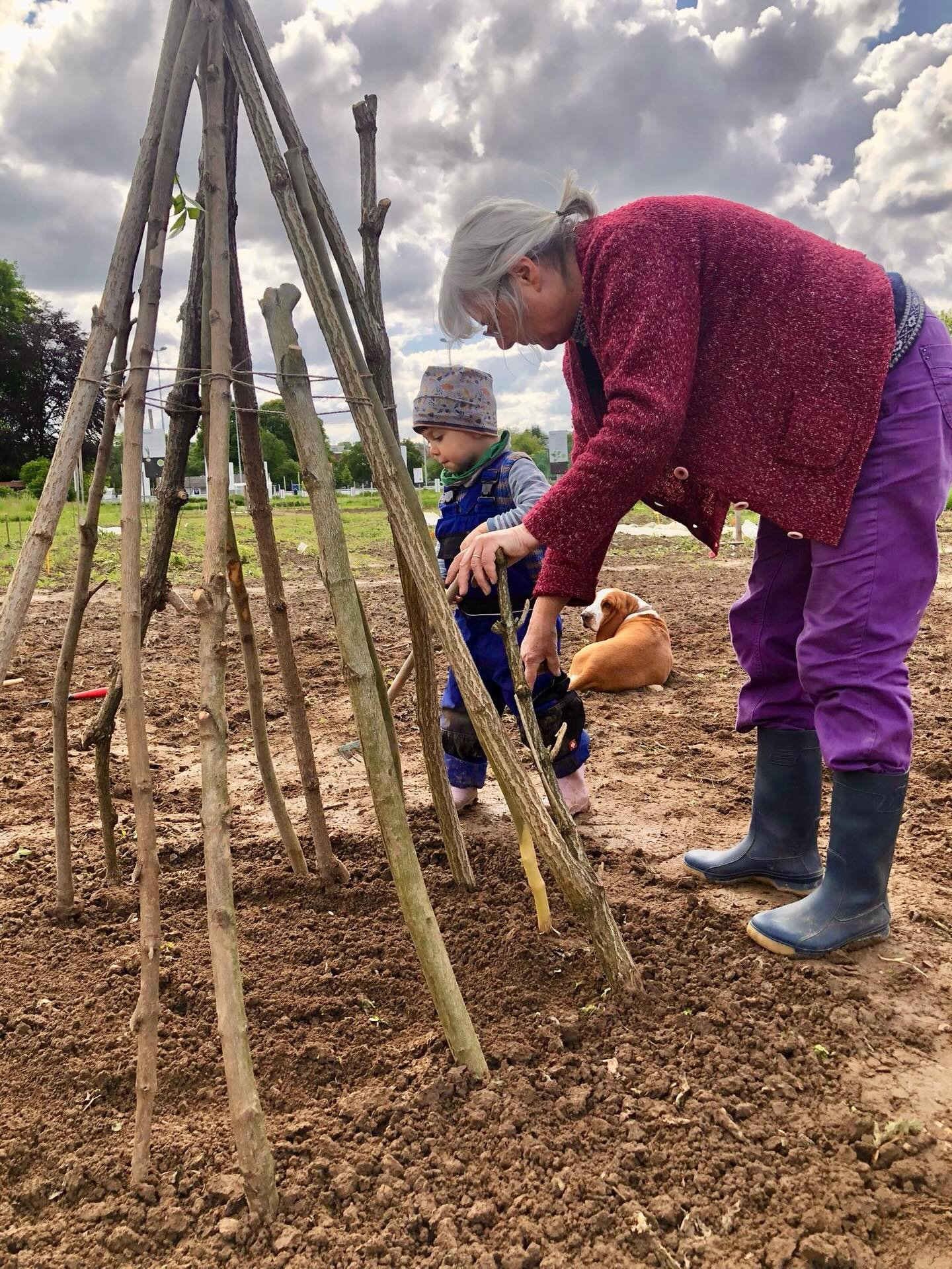 Hallo Kinder auf dem Weltacker! 

Letzten Freitag haben wir ein Bohnentippi gebaut! 
Das hat Spa&szlig; gemacht. Nun werden die Bohnen an den St&ouml;ckern hochwachsen und das Tipi wird gr&uuml;n und dicht bewachsen. (Bild 1: Bohnentippi Generation N