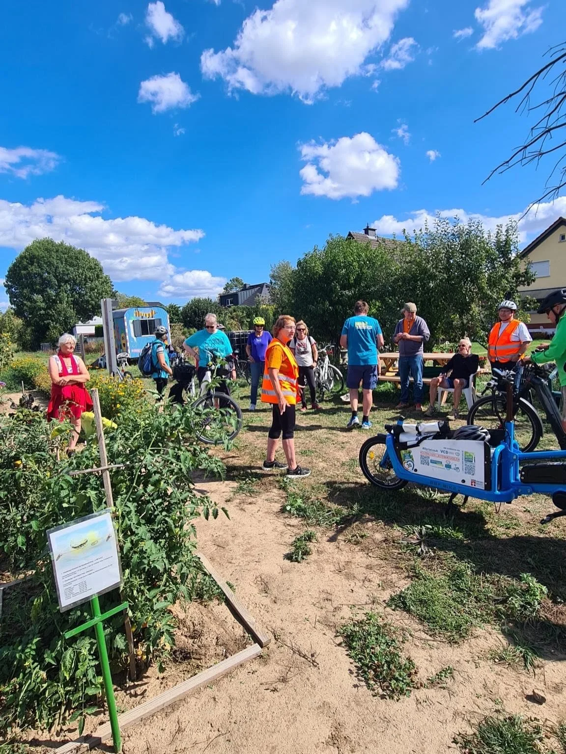 Landerlebnistour auf dem Weltacker! 

Am Samstag starteten die Radfahrer der Landerlebnistour am Weltacker Wetterau in Friedberg. Nach einer F&uuml;hrung durch Peter Dierschke (vom Weltacker Wetterau) ging es nach Bingenheim zum Auftaktfest der Lande