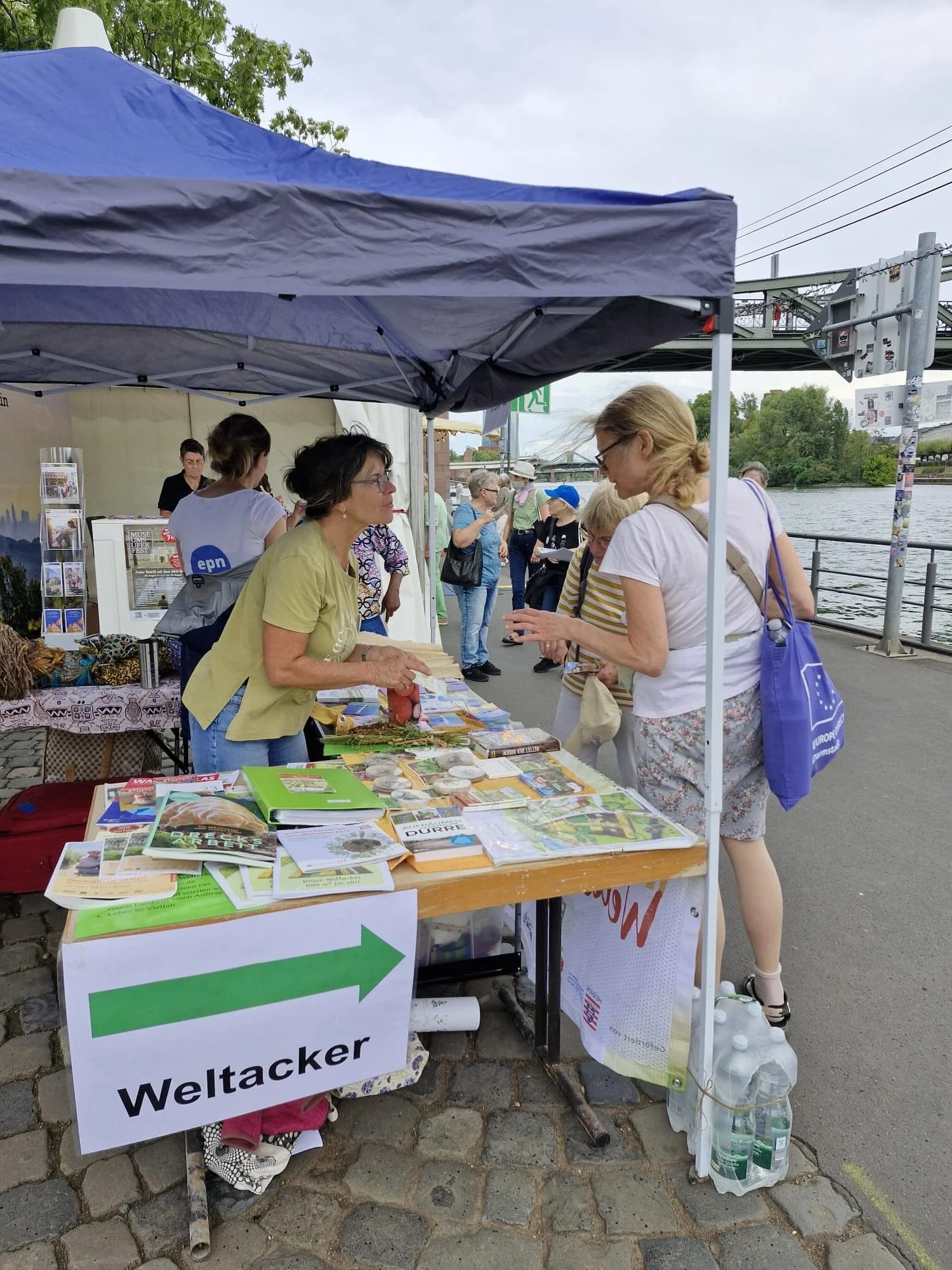 Museumsuferfest Frankfurt

Heute waren wir mit einem Infostand - zusammen mit dem Entwicklungspolitischen Netzwerk - beim Museumsuferfest Frankfurt. 
Wir hoffen, dass wir mit solchen Infost&auml;nden Menschen informieren und begeistern k&ouml;nnen. 
