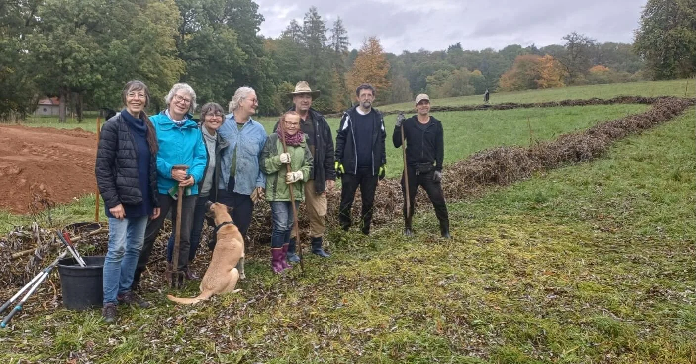 Landesgartenschau 2027 - Weltacker Wetterau

Heute haben wir zur Eingrenzung der 2000 m2 unserer WeltackerInstallation f&uuml;r die Landesgartenschau Oberhessen 2027, in Bad Salzhausen, 3 LKW Ladungen Zweige und Ge&auml;st verteilt.

🙏 1000 Dank an 