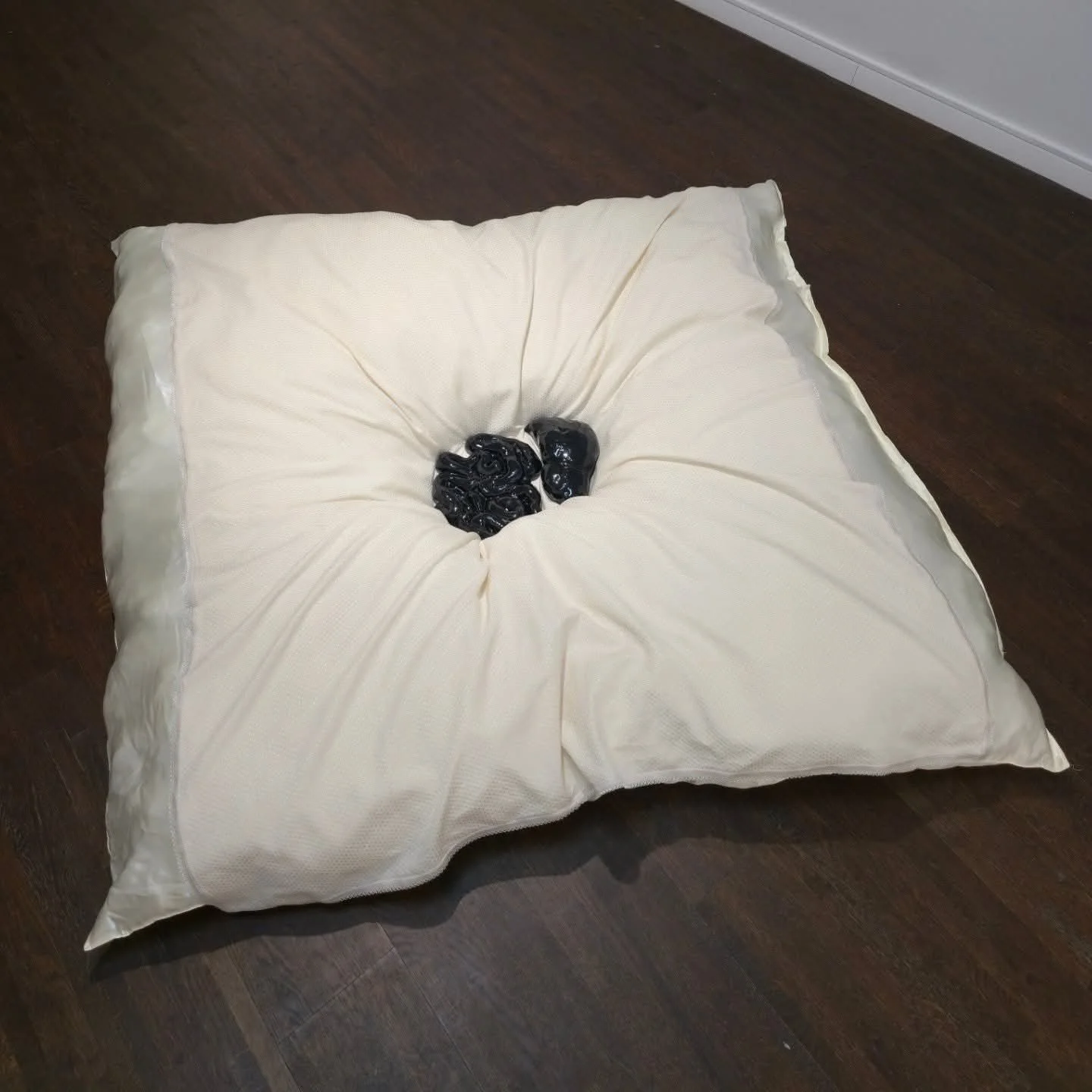 Rebeca Ulici- „My mother is now worm food”, 40x45 cm/ 150x150 cm, ceramică, textil, 2024-2025