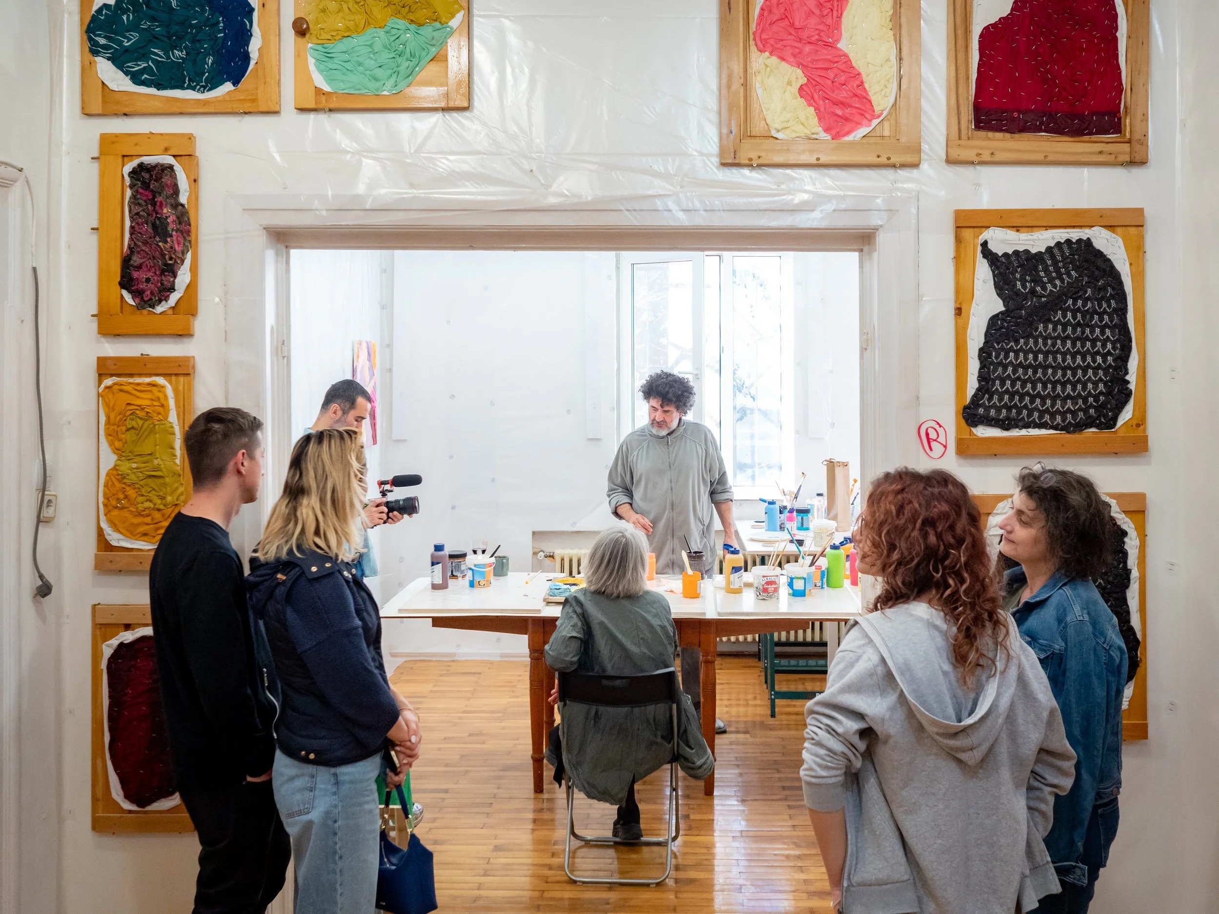 Peste 200 de portrete neconvenționale realizate de Nicolae Comănescu în expoziția Auto - Portret